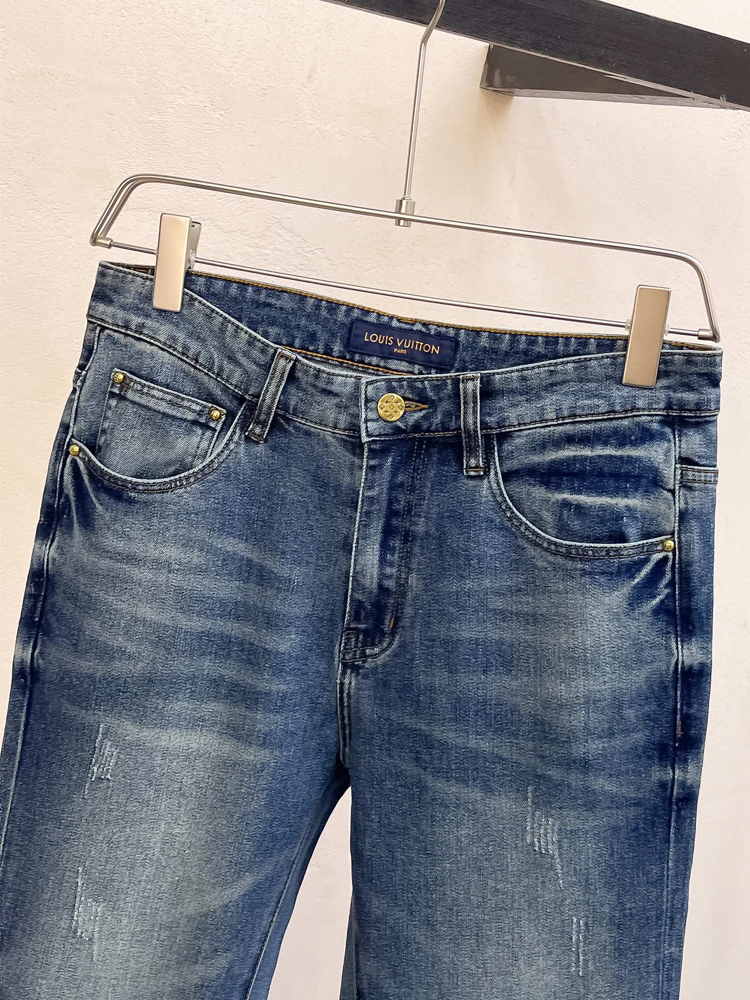 官网专柜同步有售，原单狠货，超级有范儿的一款牛仔裤，定制原版水洗牛仔面料，独特设计，顶级印花工艺字母图案