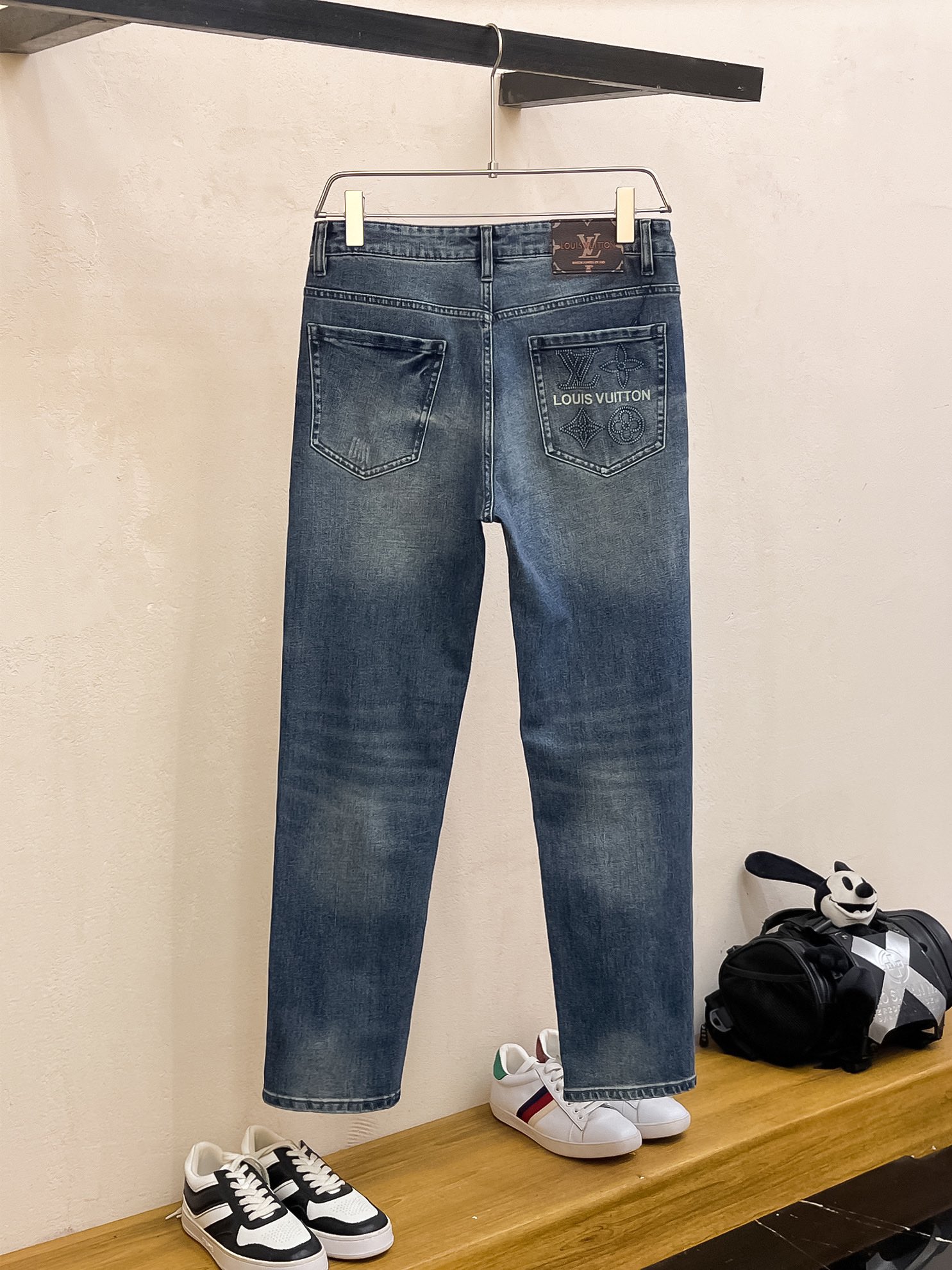 官网专柜同步有售，原单狠货，超级有范儿的一款牛仔裤，定制原版水洗牛仔面料，独特设计，顶级印花工艺字母图案
