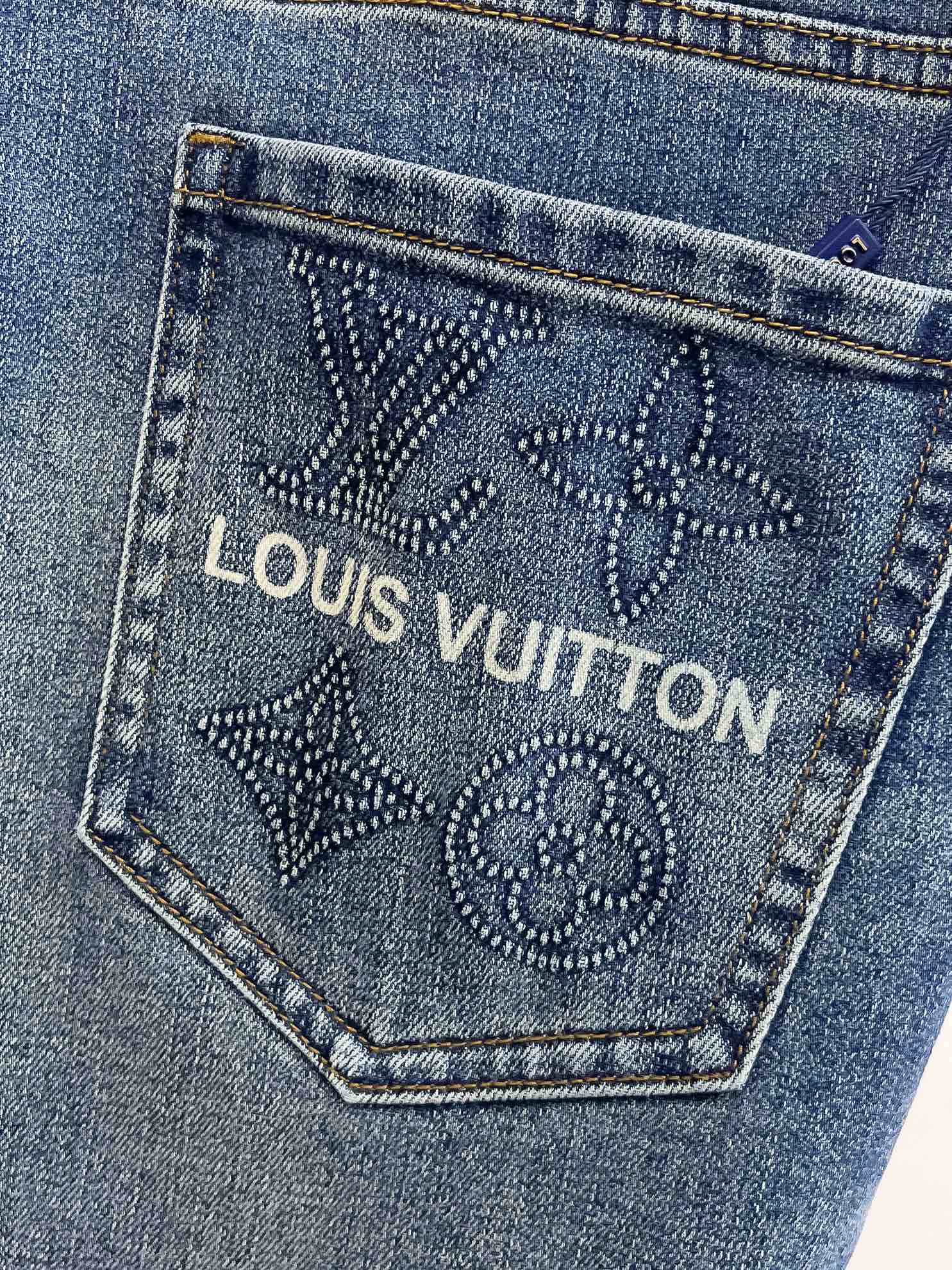 官网专柜同步有售，原单狠货，超级有范儿的一款牛仔裤，定制原版水洗牛仔面料，独特设计，顶级印花工艺字母图案