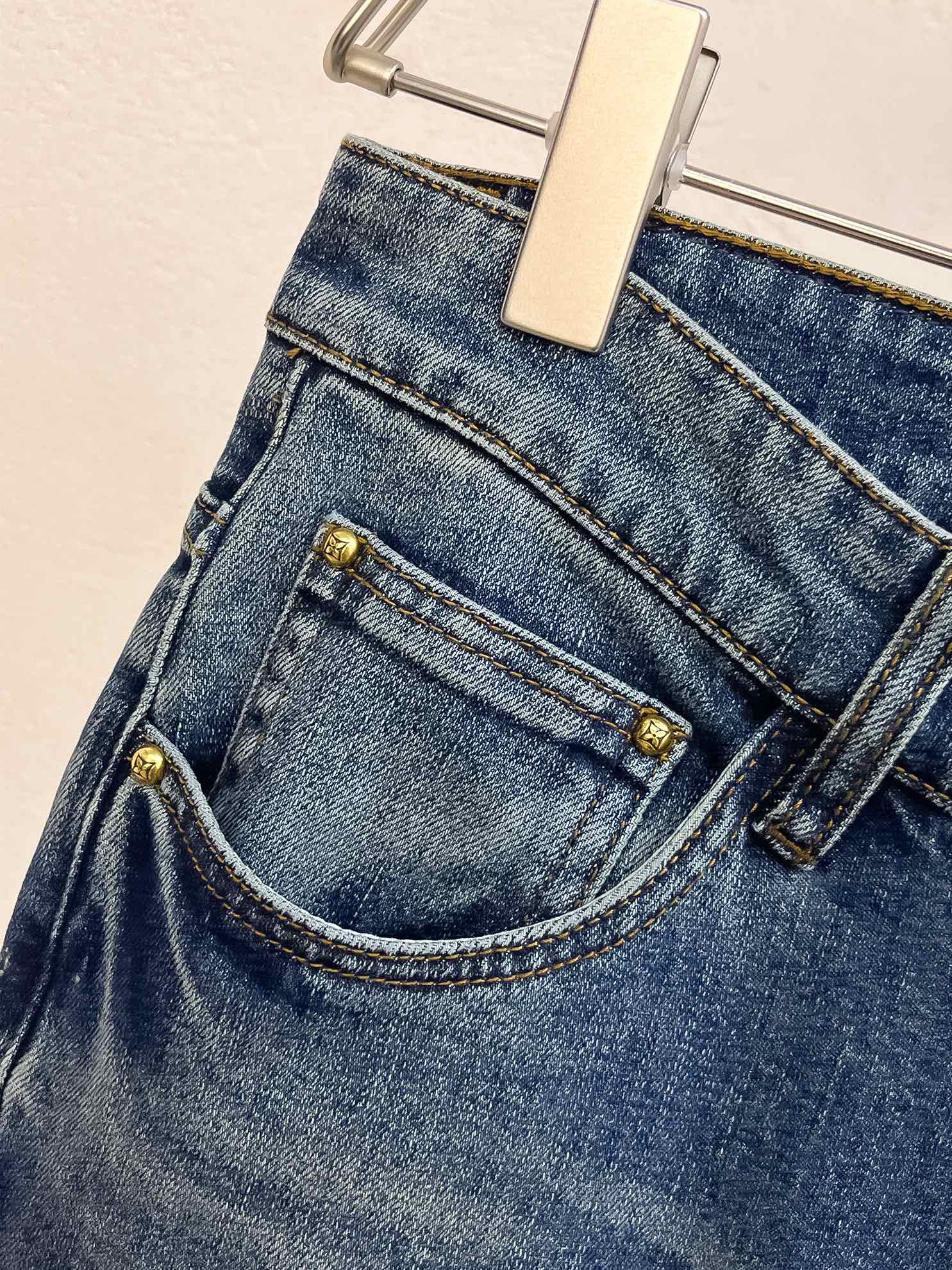 官网专柜同步有售，原单狠货，超级有范儿的一款牛仔裤，定制原版水洗牛仔面料，独特设计，顶级印花工艺字母图案