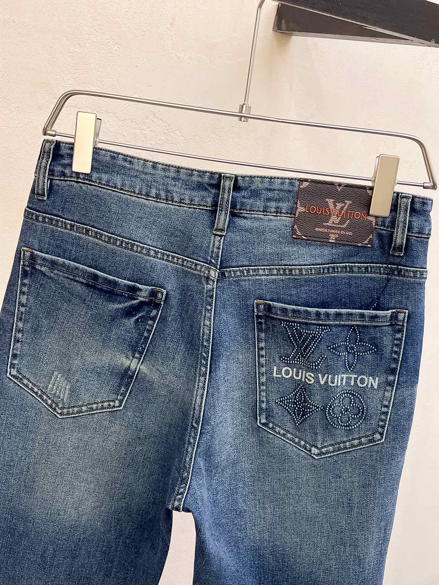 官网专柜同步有售，原单狠货，超级有范儿的一款牛仔裤，定制原版水洗牛仔面料，独特设计，顶级印花工艺字母图案