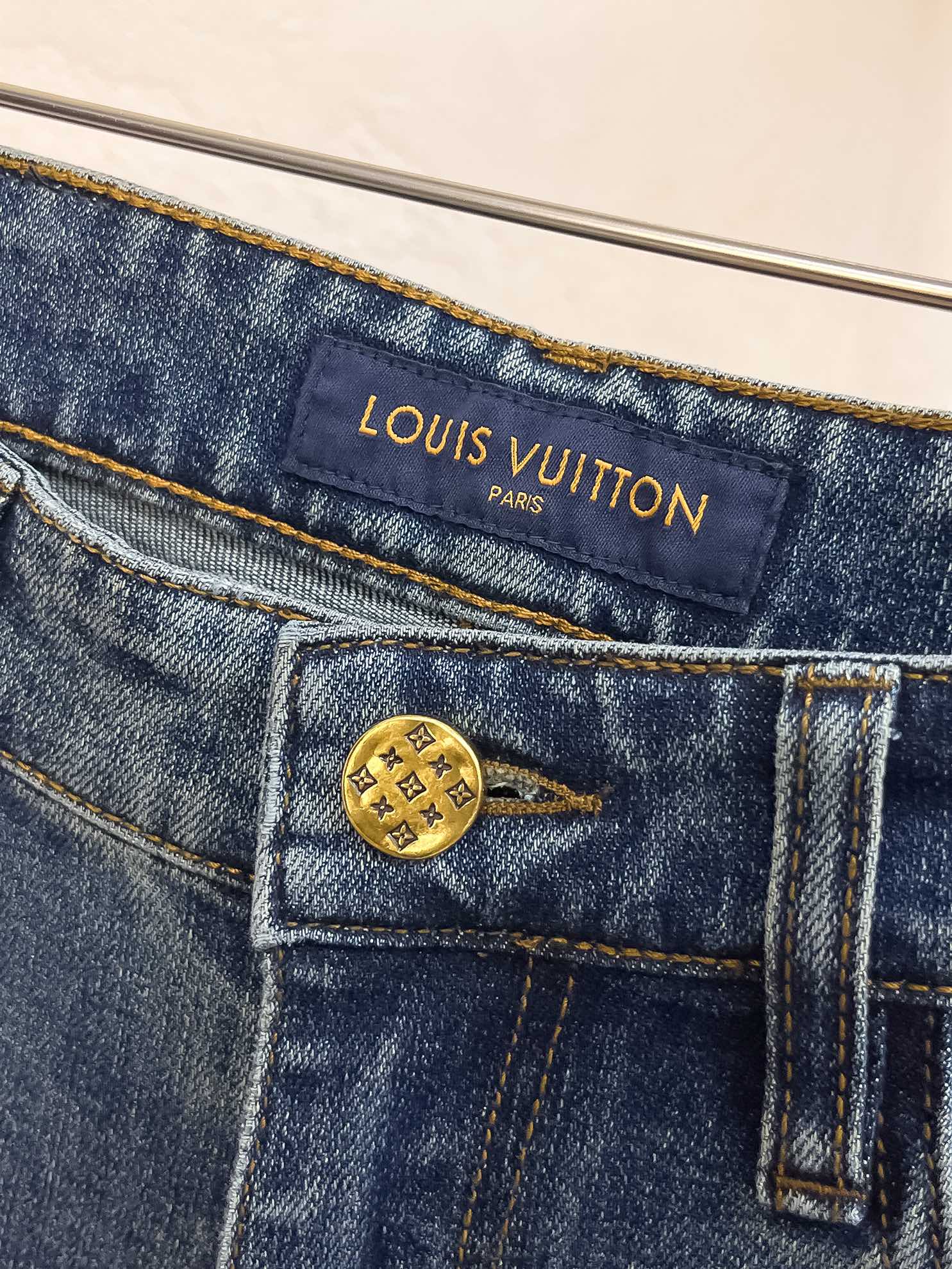 官网专柜同步有售，原单狠货，超级有范儿的一款牛仔裤，定制原版水洗牛仔面料，独特设计，顶级印花工艺字母图案