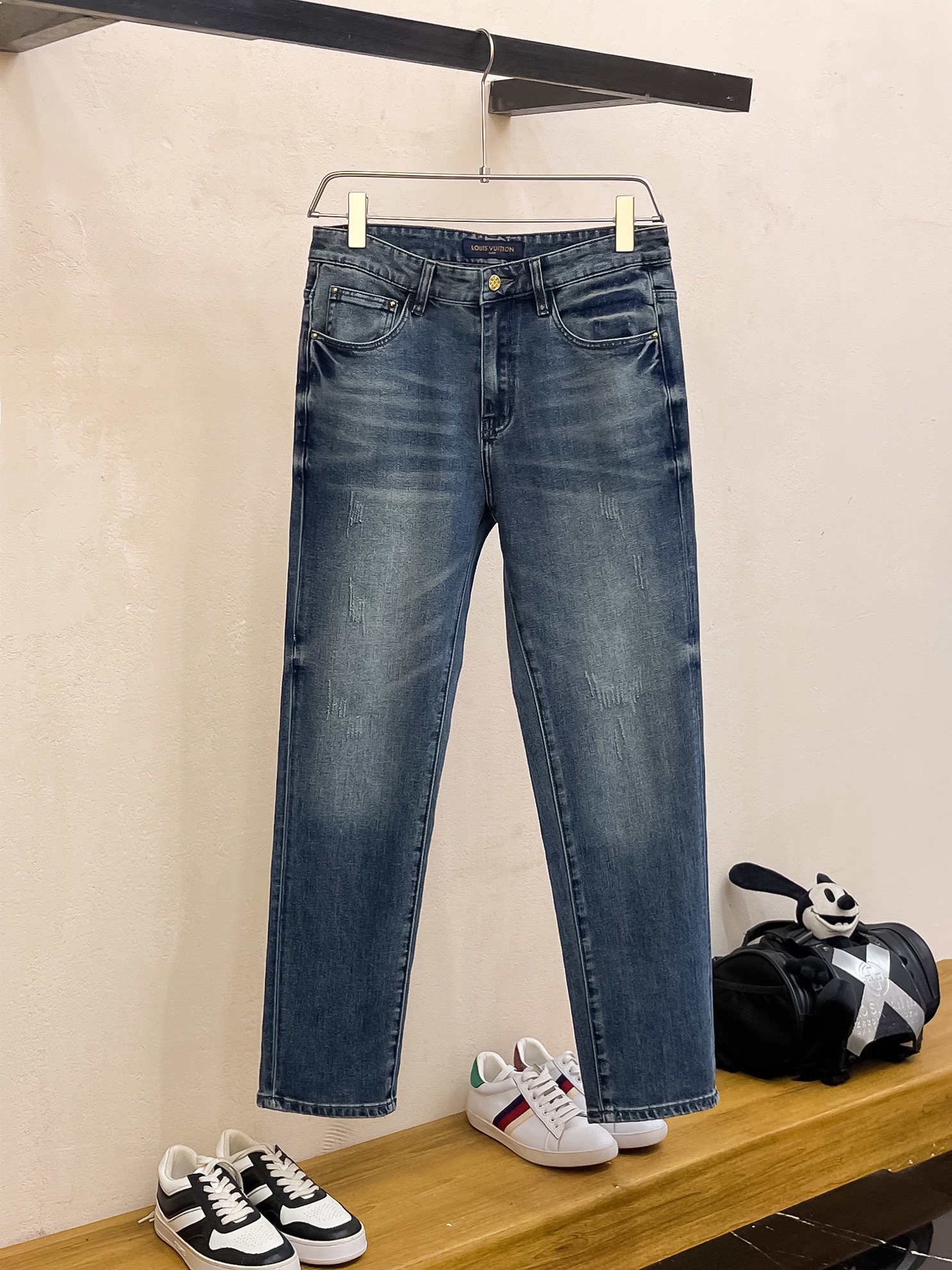 官网专柜同步有售，原单狠货，超级有范儿的一款牛仔裤，定制原版水洗牛仔面料，独特设计，顶级印花工艺字母图案