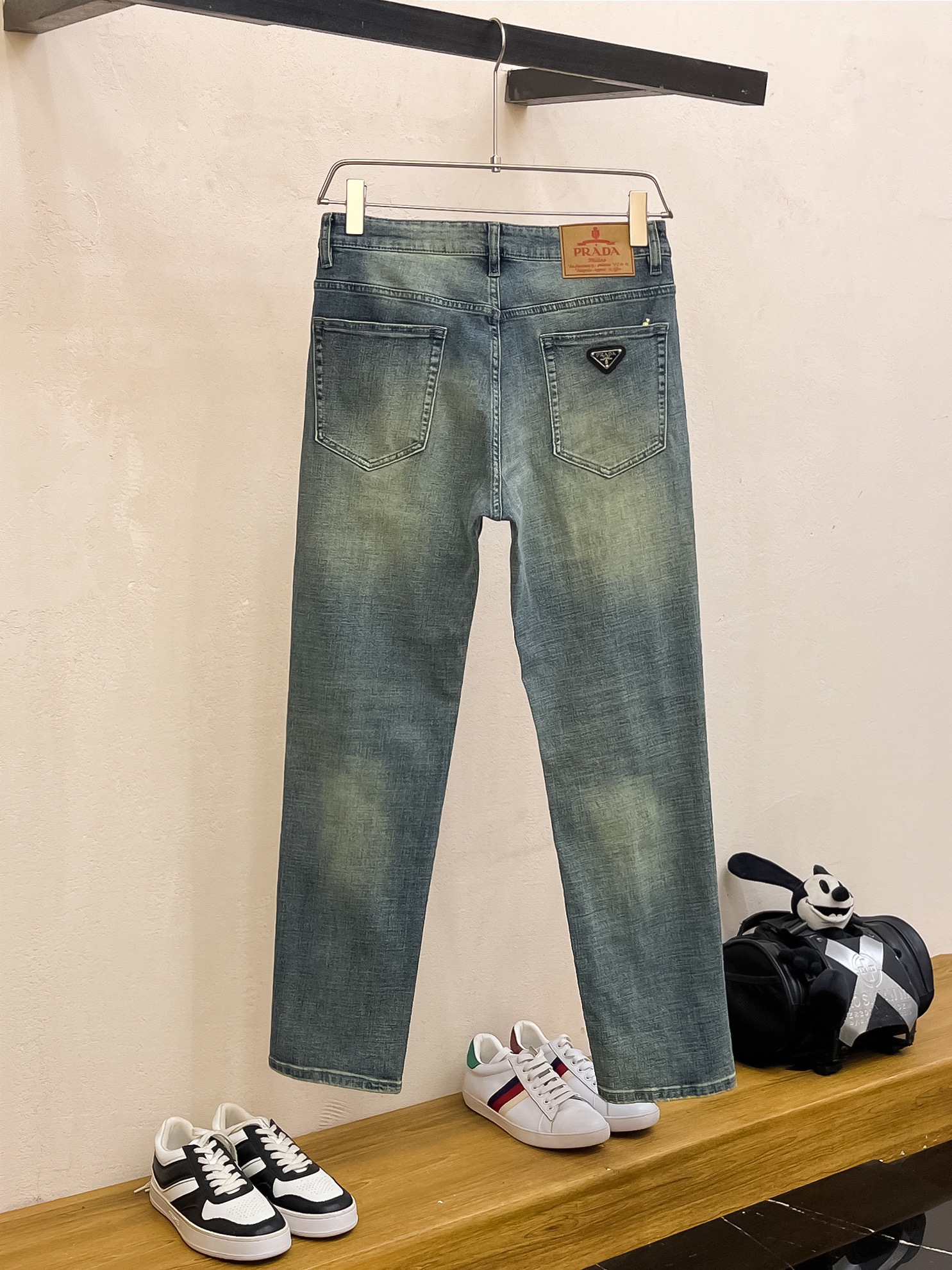 官网专柜同步有售，原单狠货，超级有范儿的一款牛仔裤，定制原版水洗牛仔面料，独特设计，顶级印花工艺字母图案