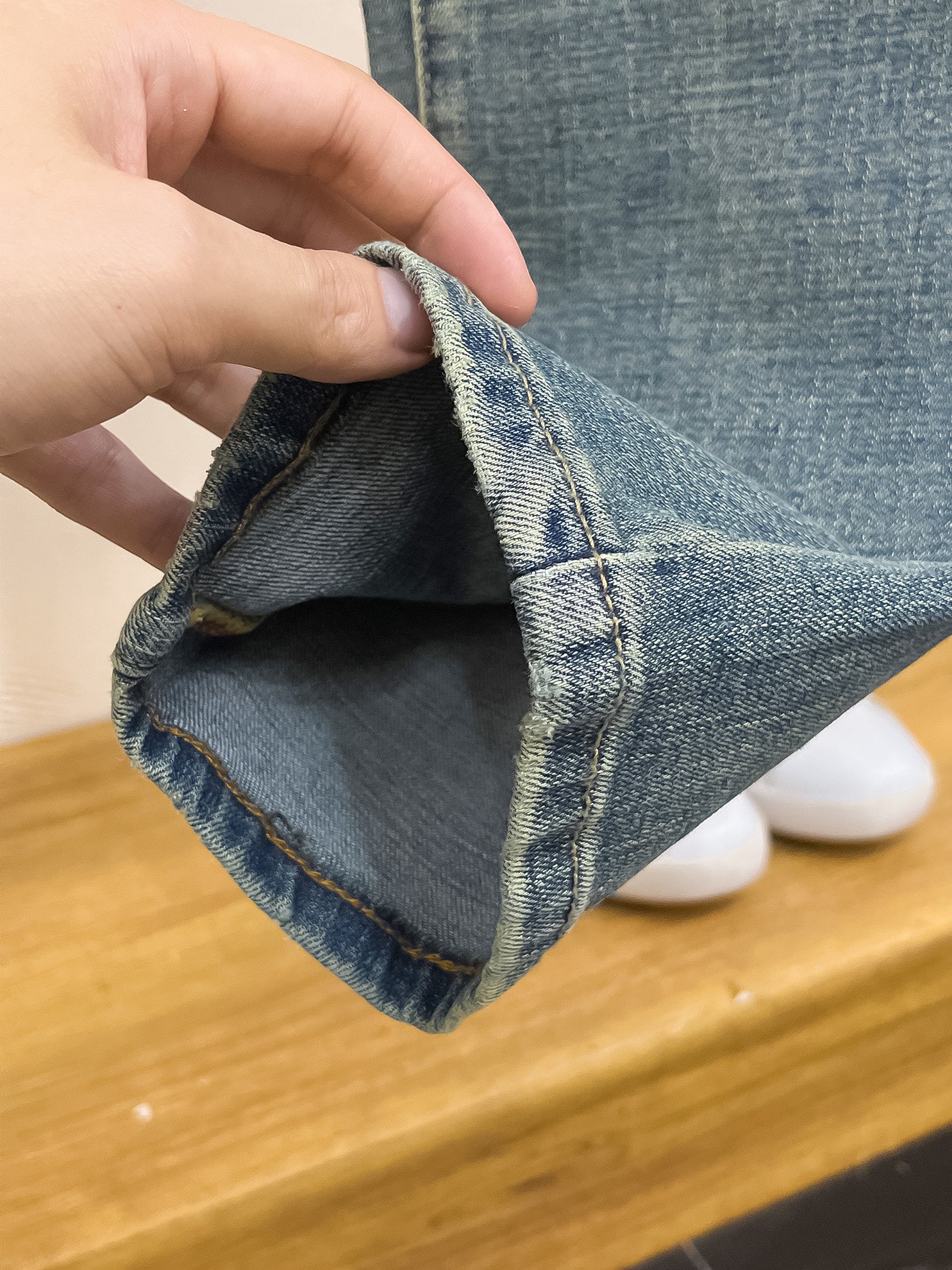 官网专柜同步有售，原单狠货，超级有范儿的一款牛仔裤，定制原版水洗牛仔面料，独特设计，顶级印花工艺字母图案