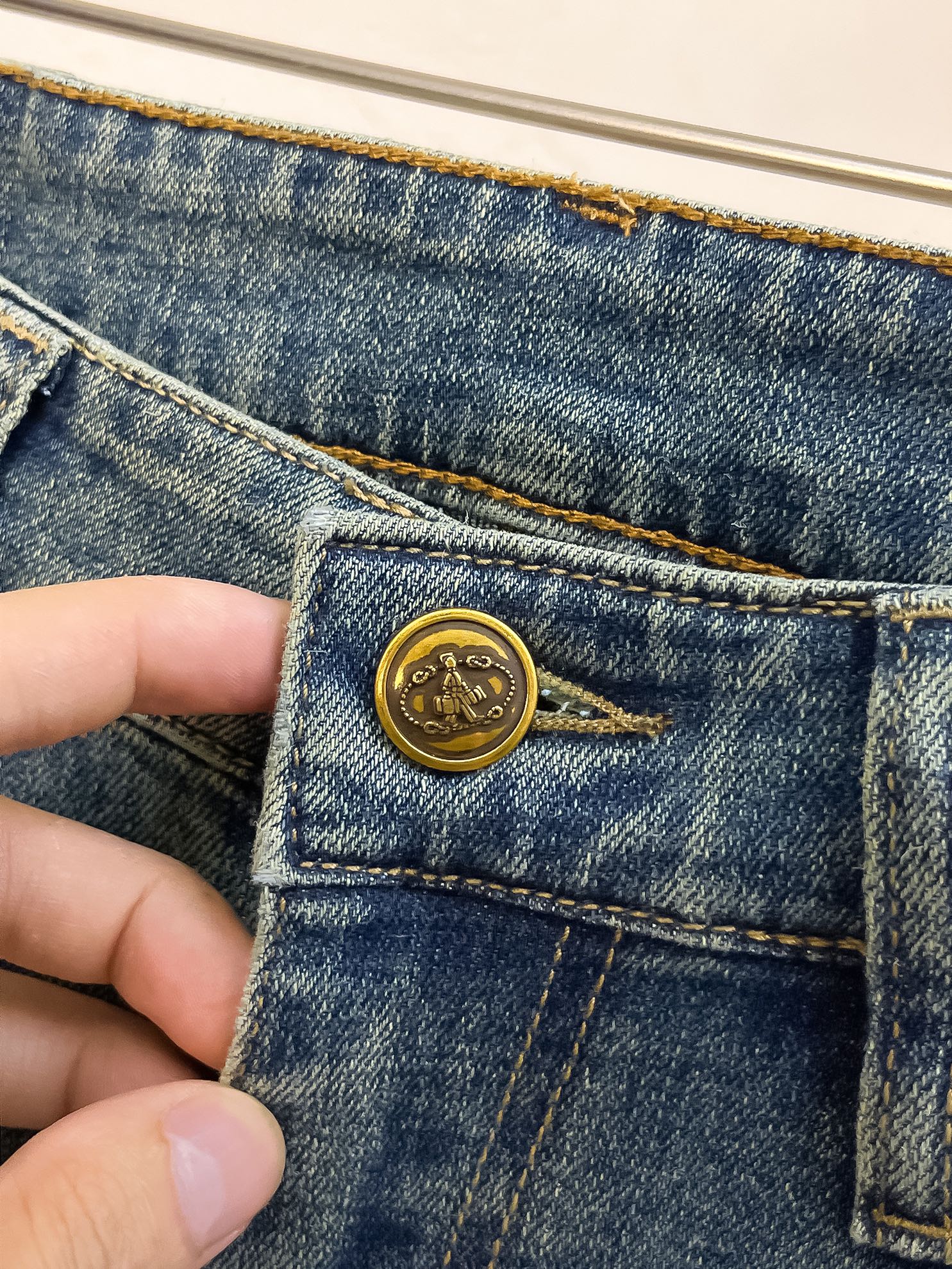 官网专柜同步有售，原单狠货，超级有范儿的一款牛仔裤，定制原版水洗牛仔面料，独特设计，顶级印花工艺字母图案