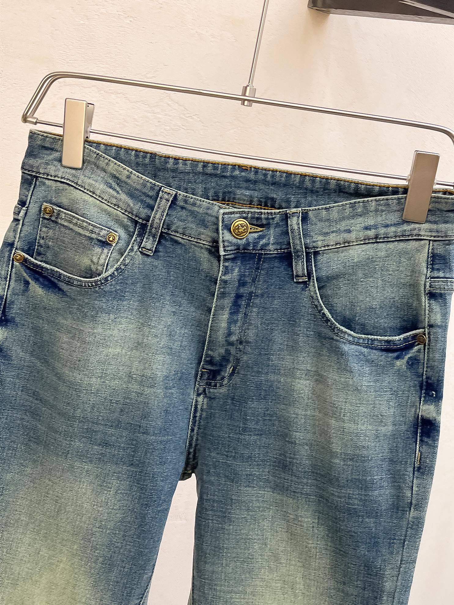 官网专柜同步有售，原单狠货，超级有范儿的一款牛仔裤，定制原版水洗牛仔面料，独特设计，顶级印花工艺字母图案