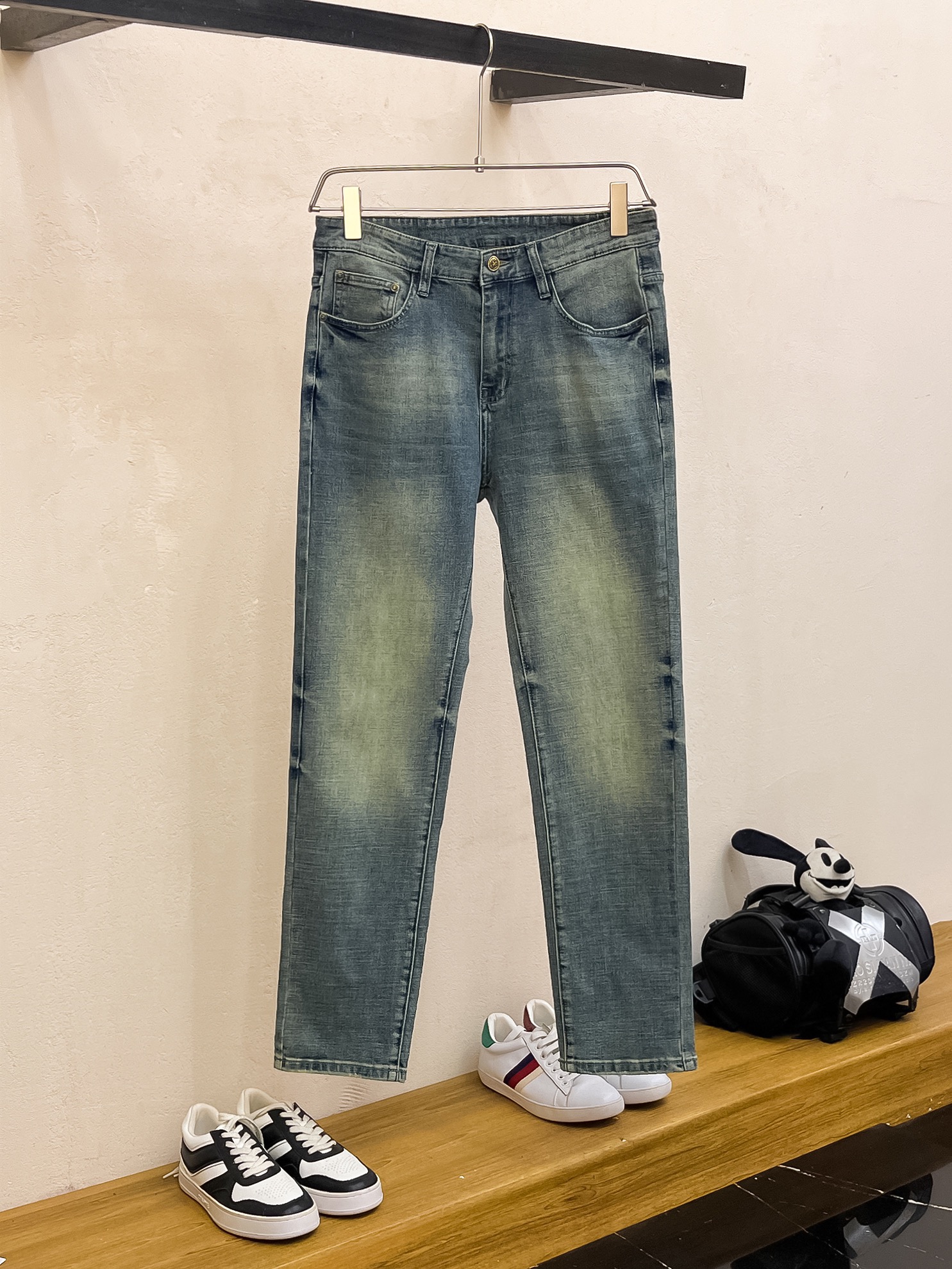 官网专柜同步有售，原单狠货，超级有范儿的一款牛仔裤，定制原版水洗牛仔面料，独特设计，顶级印花工艺字母图案