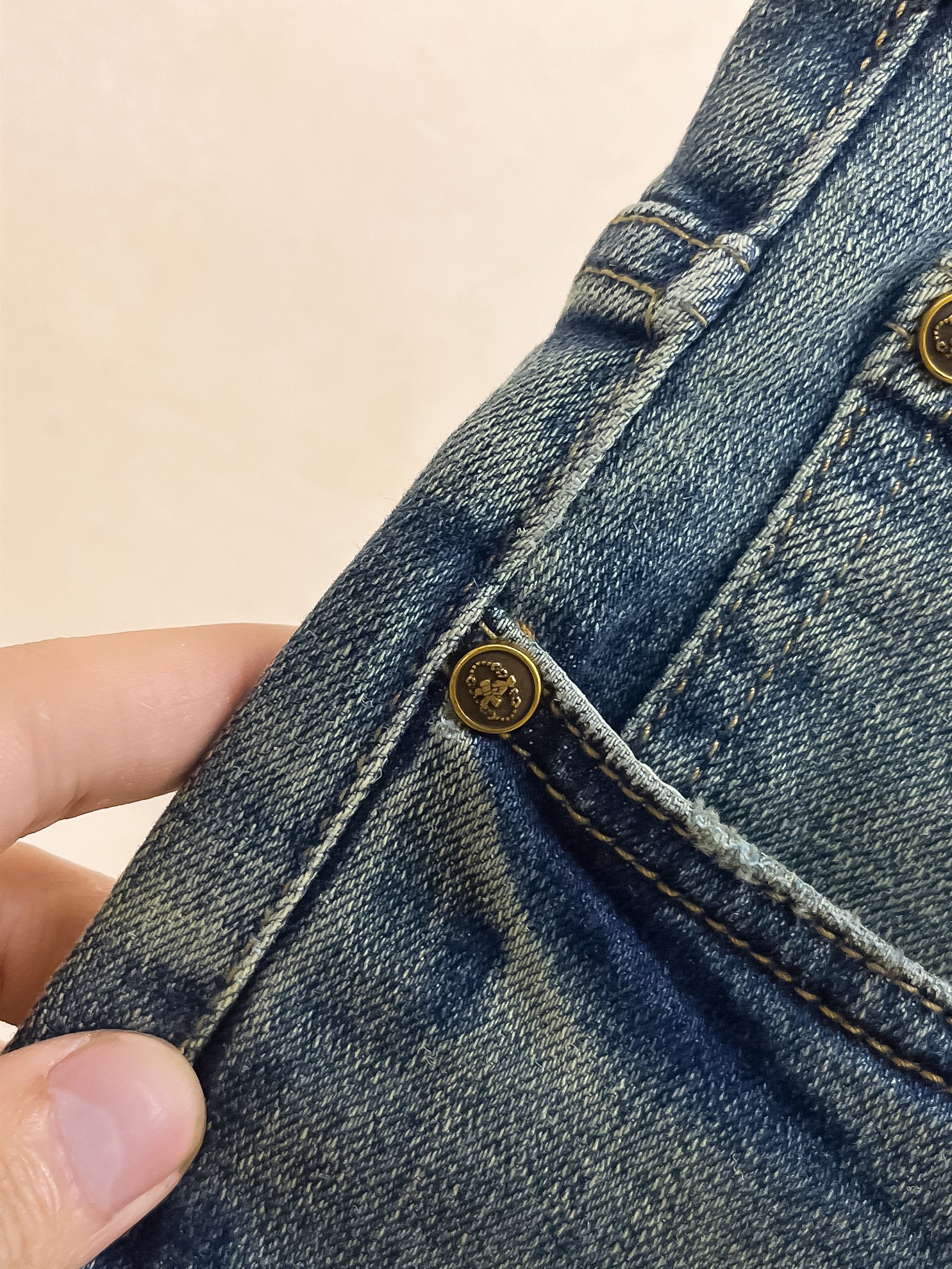官网专柜同步有售，原单狠货，超级有范儿的一款牛仔裤，定制原版水洗牛仔面料，独特设计，顶级印花工艺字母图案