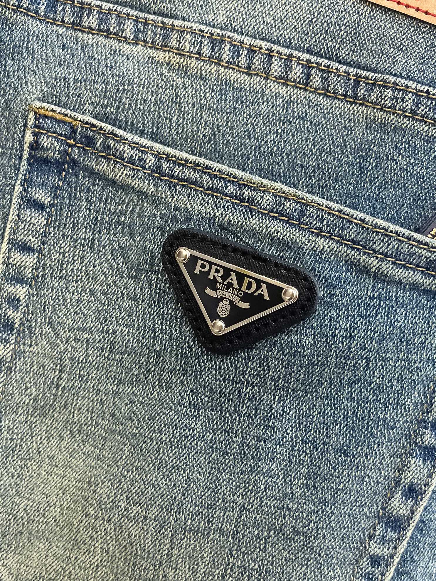 官网专柜同步有售，原单狠货，超级有范儿的一款牛仔裤，定制原版水洗牛仔面料，独特设计，顶级印花工艺字母图案