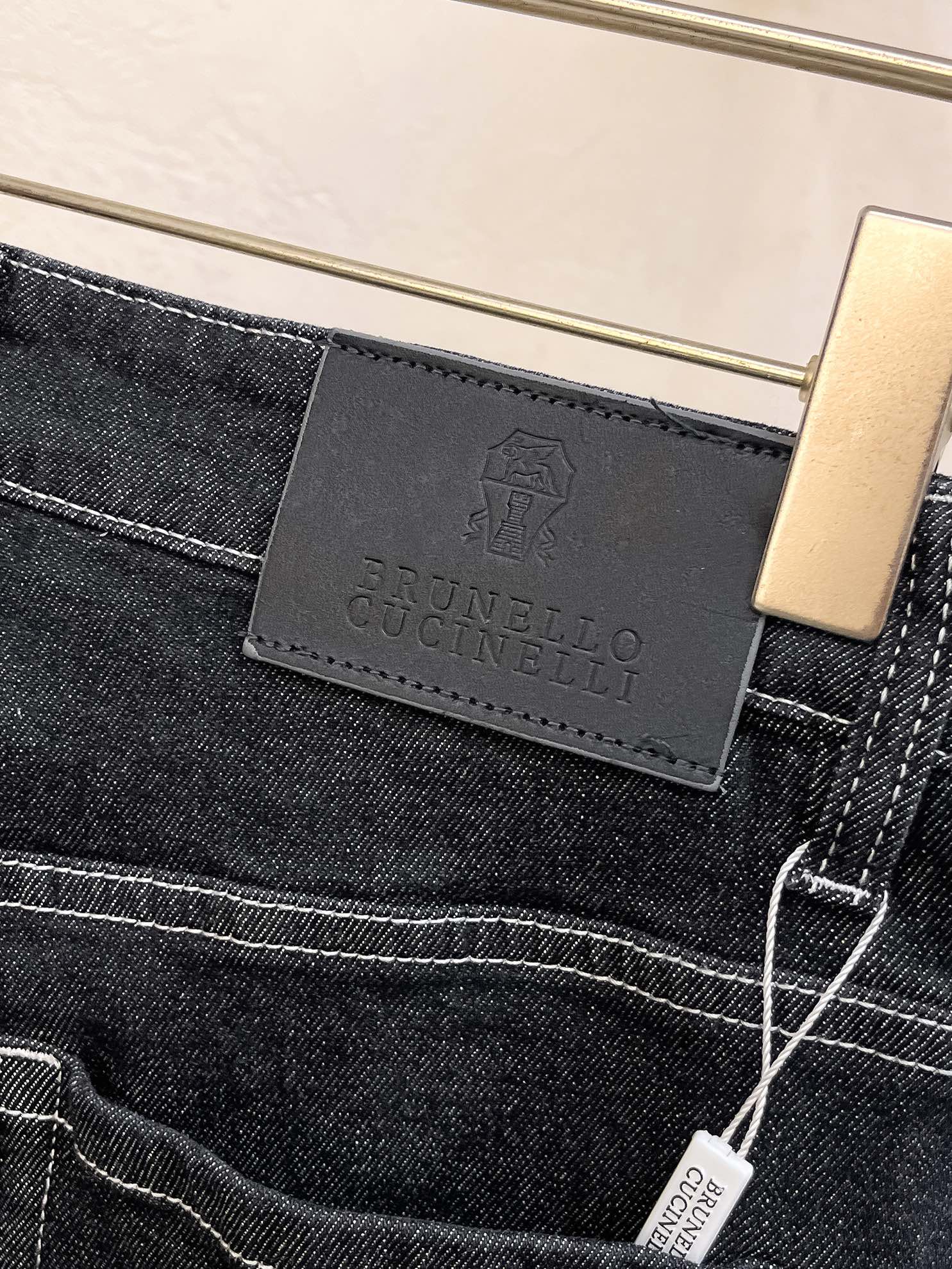 官网专柜同步有售，原单狠货，超级有范儿的一款牛仔裤，定制原版水洗牛仔面料，独特设计，顶级印花工艺字母图案