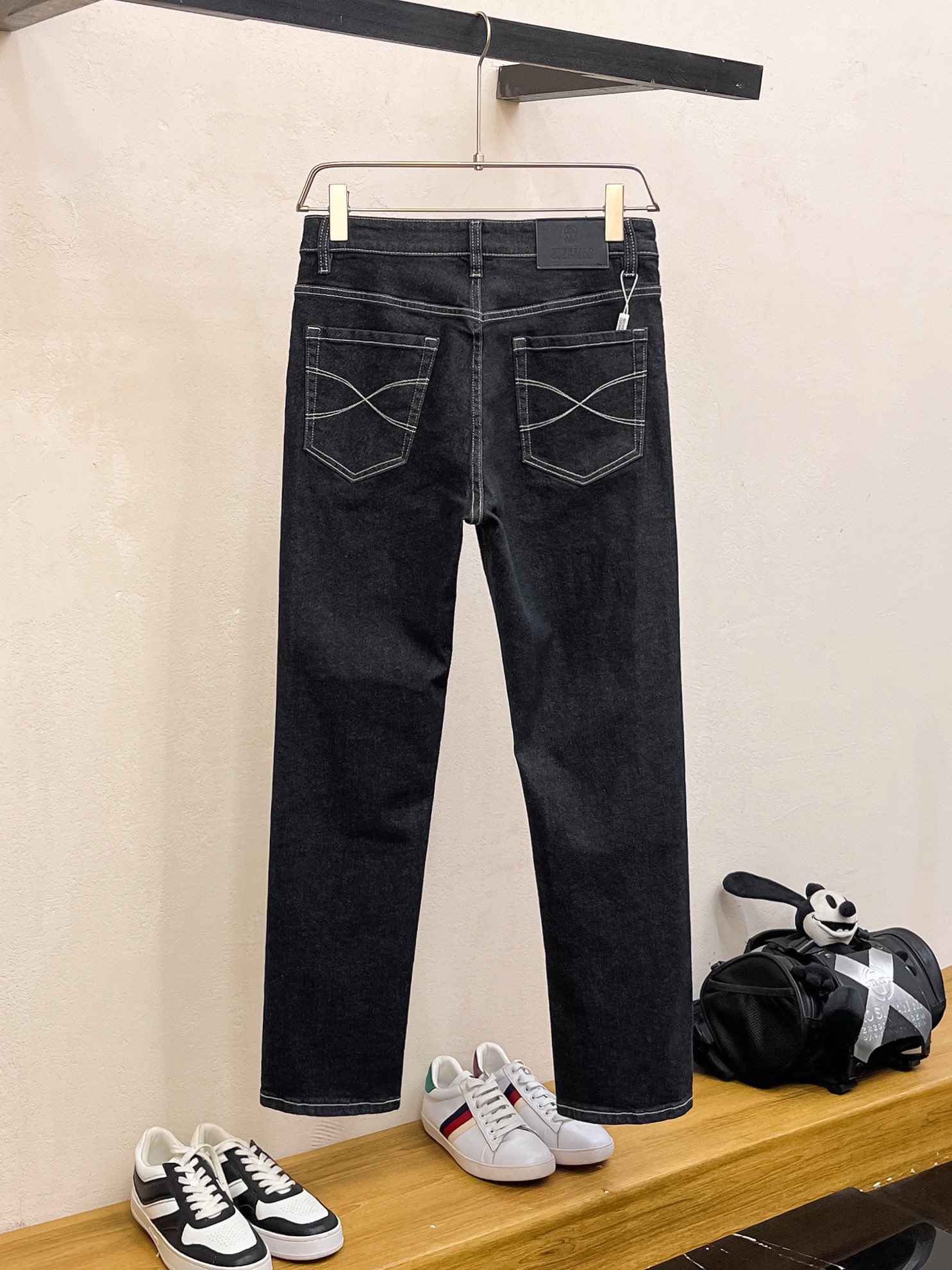官网专柜同步有售，原单狠货，超级有范儿的一款牛仔裤，定制原版水洗牛仔面料，独特设计，顶级印花工艺字母图案