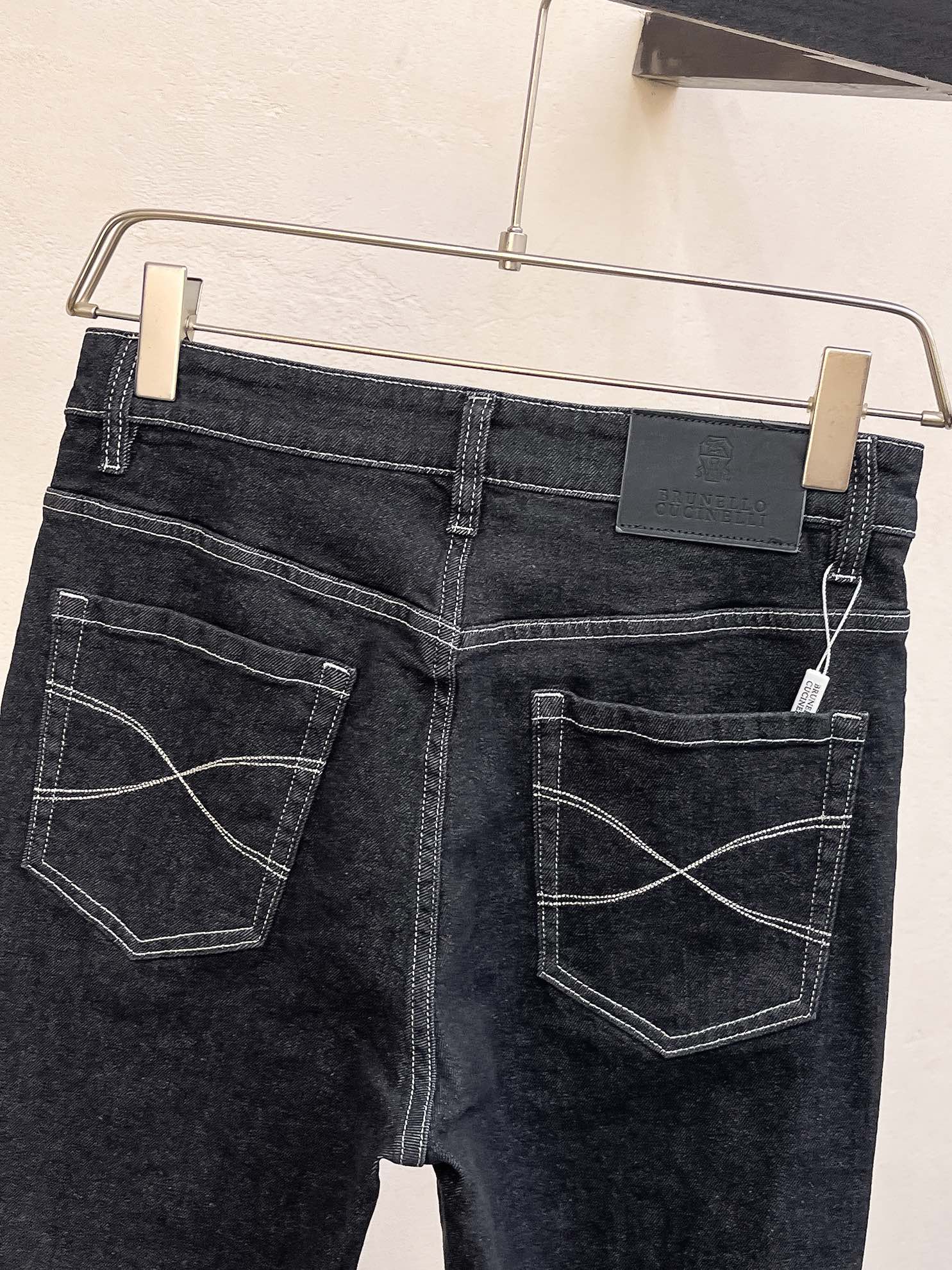 官网专柜同步有售，原单狠货，超级有范儿的一款牛仔裤，定制原版水洗牛仔面料，独特设计，顶级印花工艺字母图案