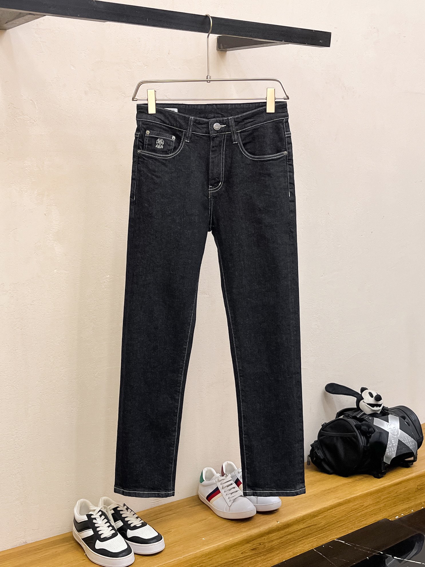 官网专柜同步有售，原单狠货，超级有范儿的一款牛仔裤，定制原版水洗牛仔面料，独特设计，顶级印花工艺字母图案