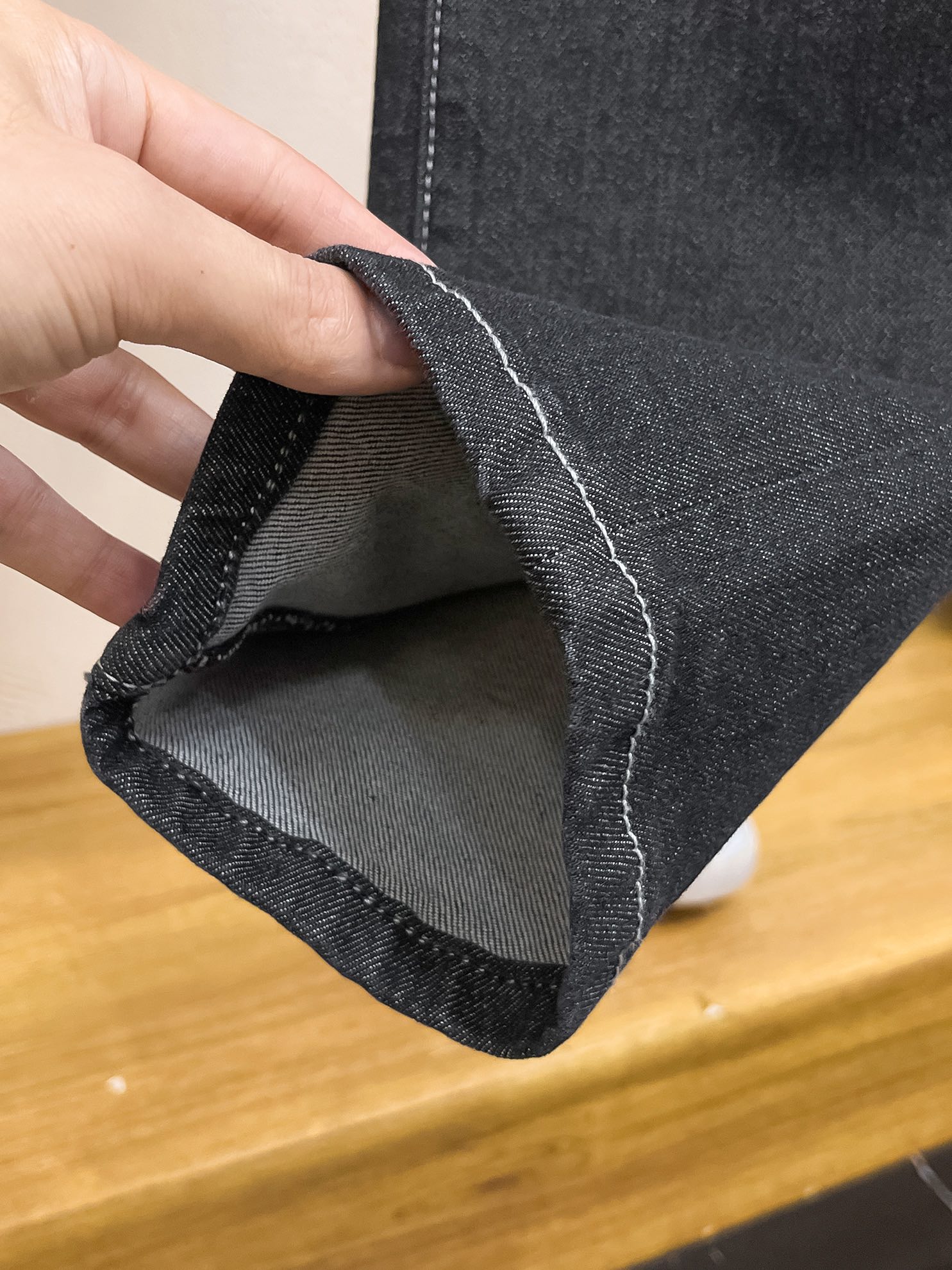 官网专柜同步有售，原单狠货，超级有范儿的一款牛仔裤，定制原版水洗牛仔面料，独特设计，顶级印花工艺字母图案