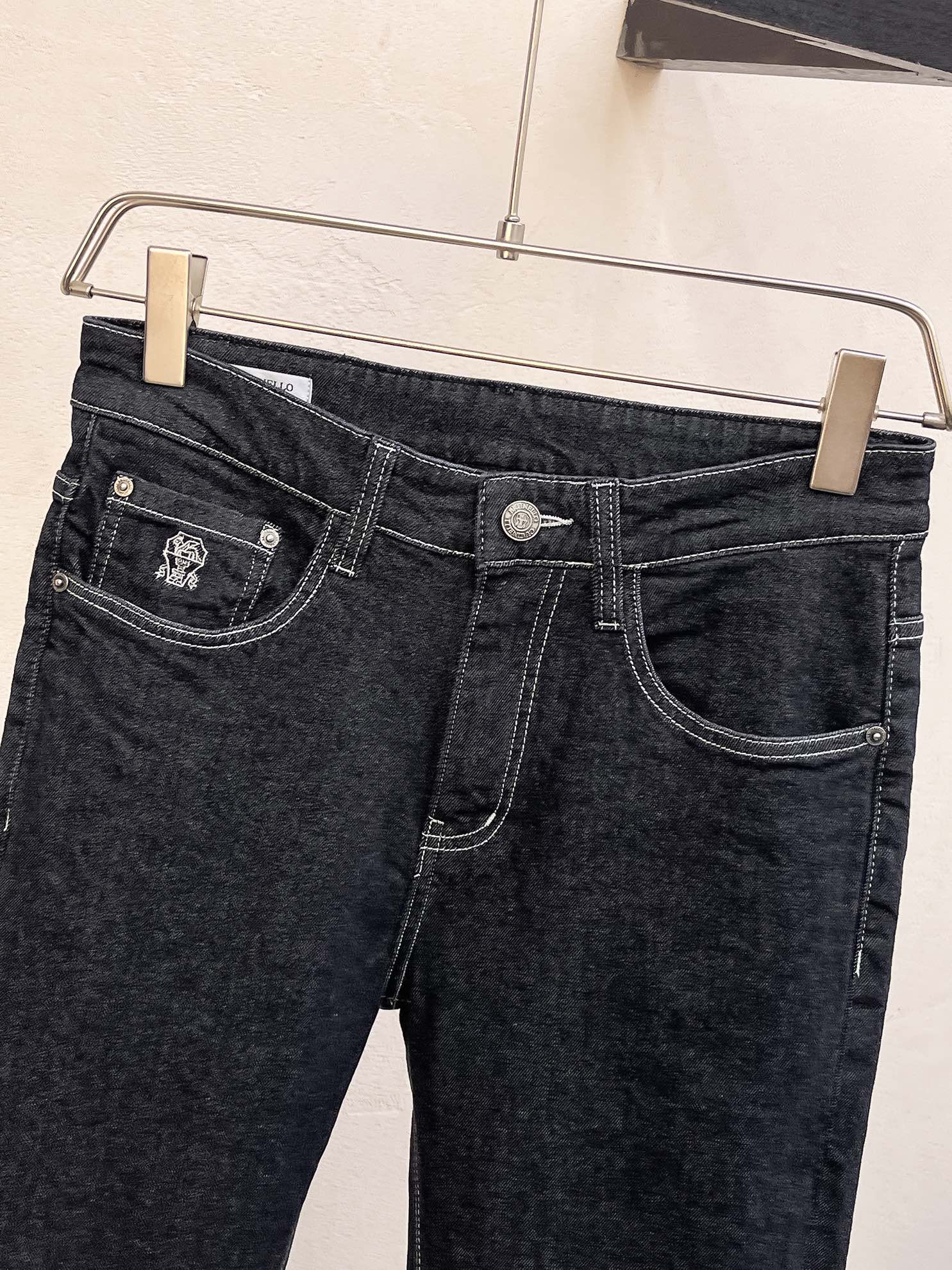 官网专柜同步有售，原单狠货，超级有范儿的一款牛仔裤，定制原版水洗牛仔面料，独特设计，顶级印花工艺字母图案