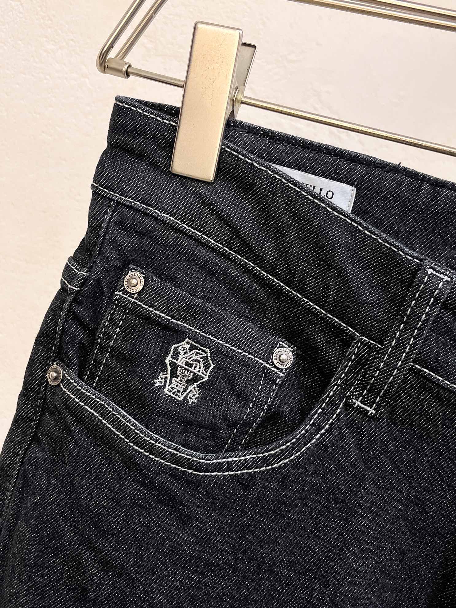 官网专柜同步有售，原单狠货，超级有范儿的一款牛仔裤，定制原版水洗牛仔面料，独特设计，顶级印花工艺字母图案