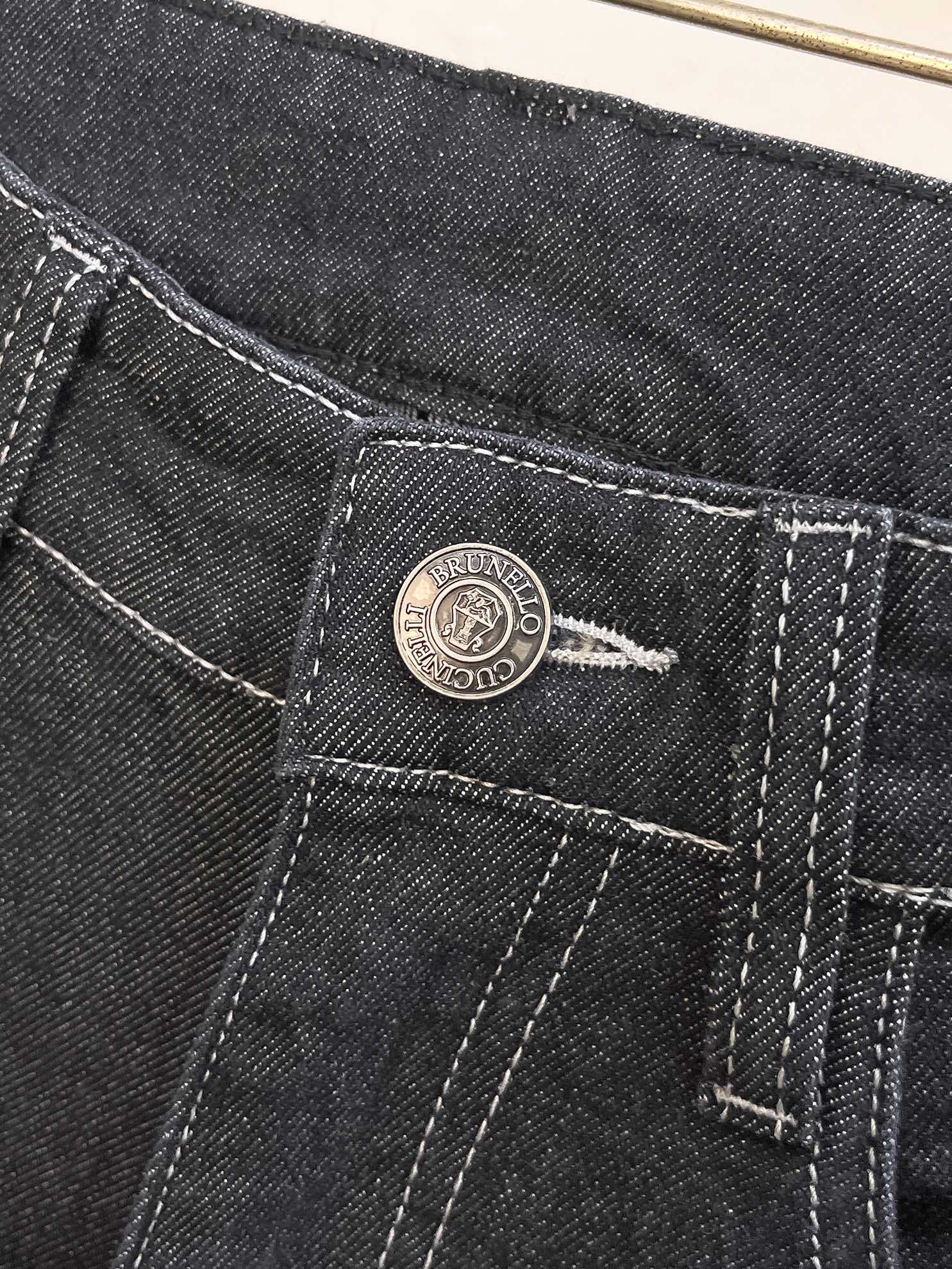 官网专柜同步有售，原单狠货，超级有范儿的一款牛仔裤，定制原版水洗牛仔面料，独特设计，顶级印花工艺字母图案