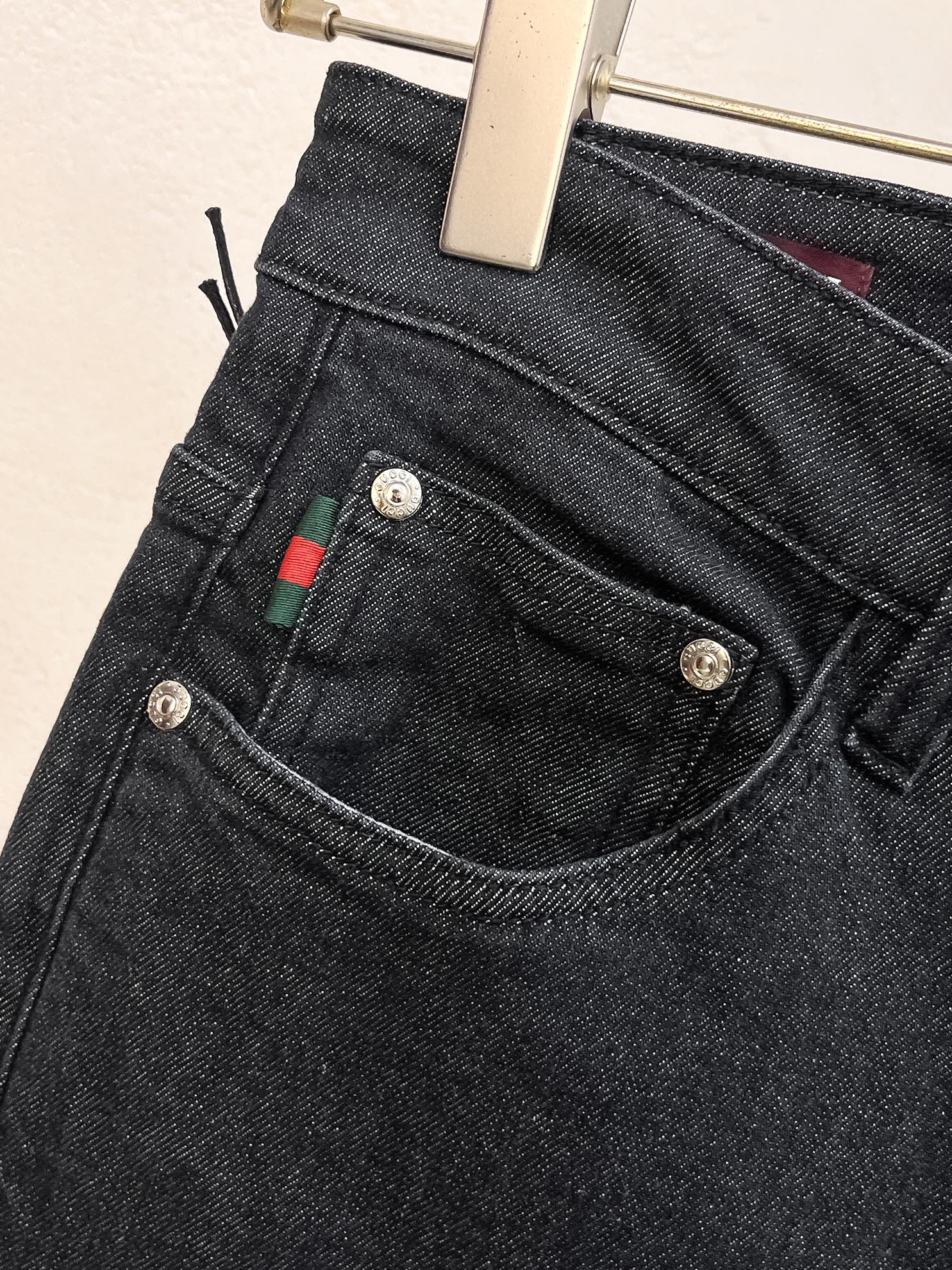 官网专柜同步有售，原单狠货，超级有范儿的一款牛仔裤，定制原版水洗牛仔面料，独特设计，顶级印花工艺字母图案