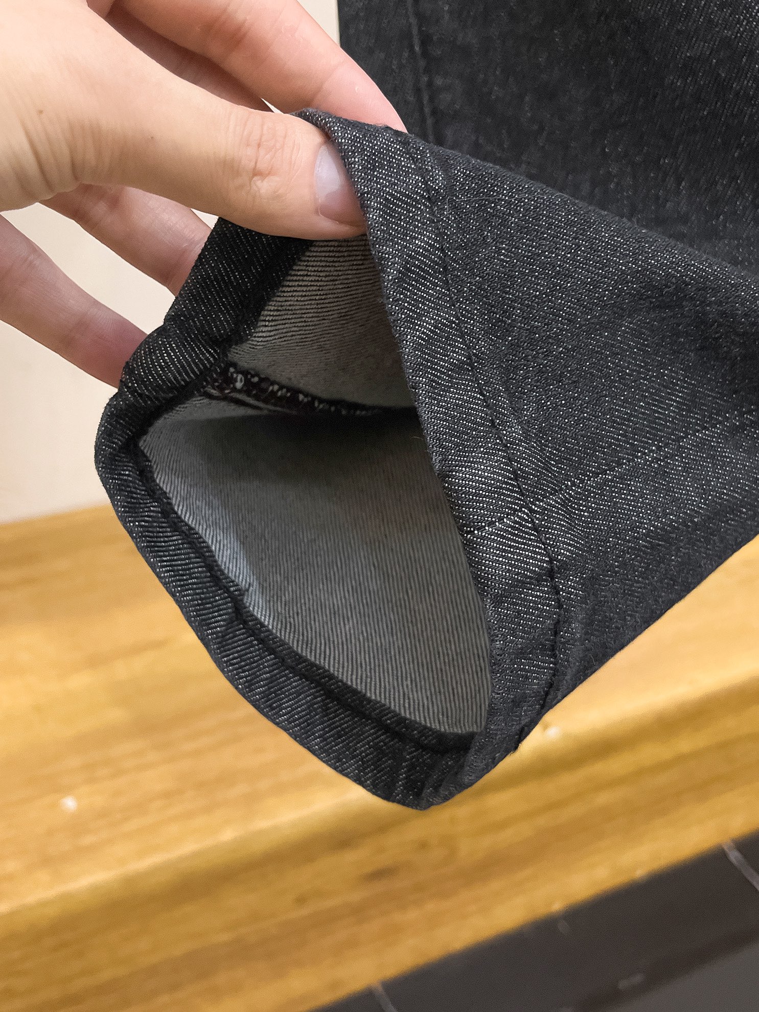 官网专柜同步有售，原单狠货，超级有范儿的一款牛仔裤，定制原版水洗牛仔面料，独特设计，顶级印花工艺字母图案