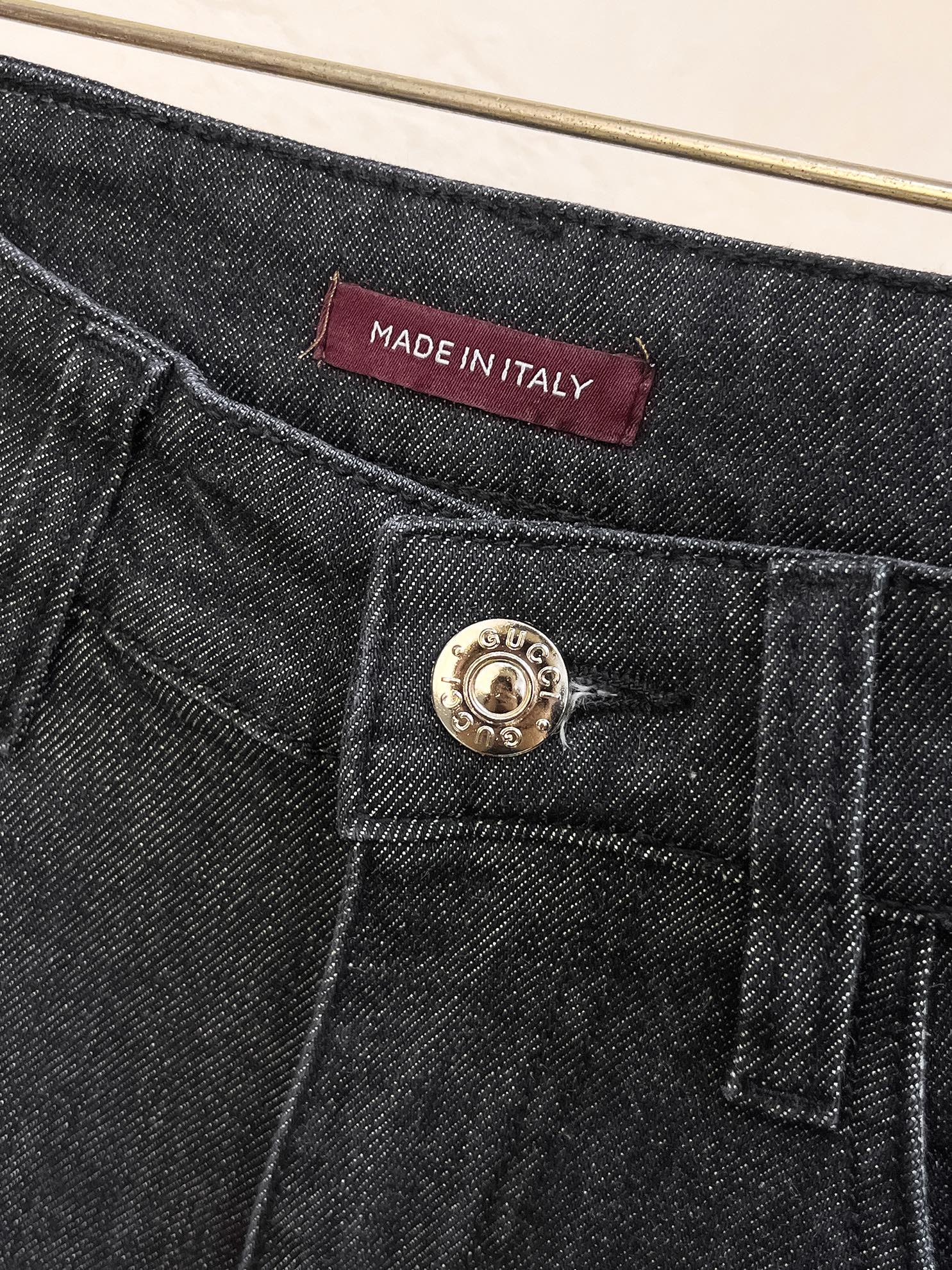 官网专柜同步有售，原单狠货，超级有范儿的一款牛仔裤，定制原版水洗牛仔面料，独特设计，顶级印花工艺字母图案