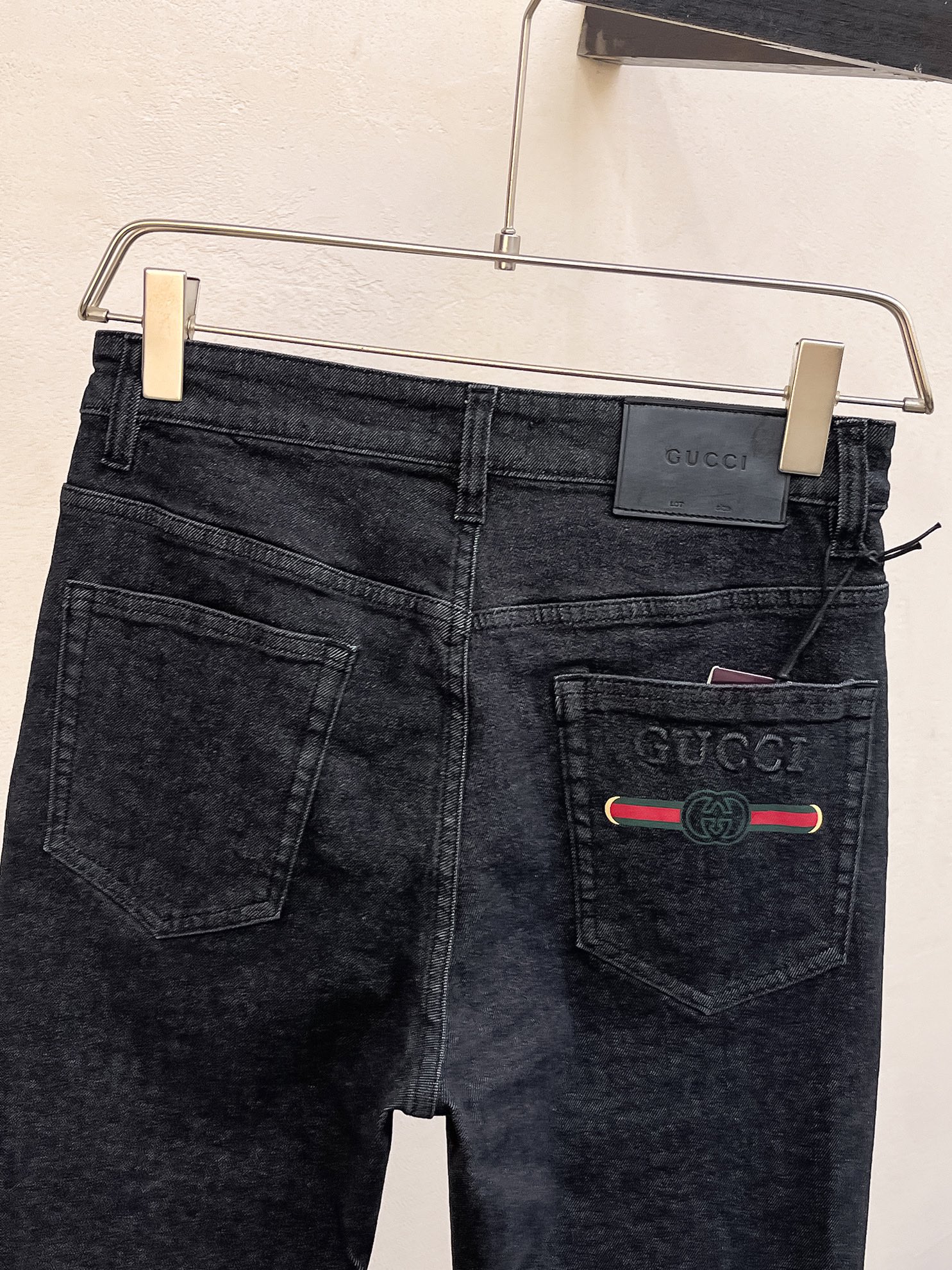 官网专柜同步有售，原单狠货，超级有范儿的一款牛仔裤，定制原版水洗牛仔面料，独特设计，顶级印花工艺字母图案