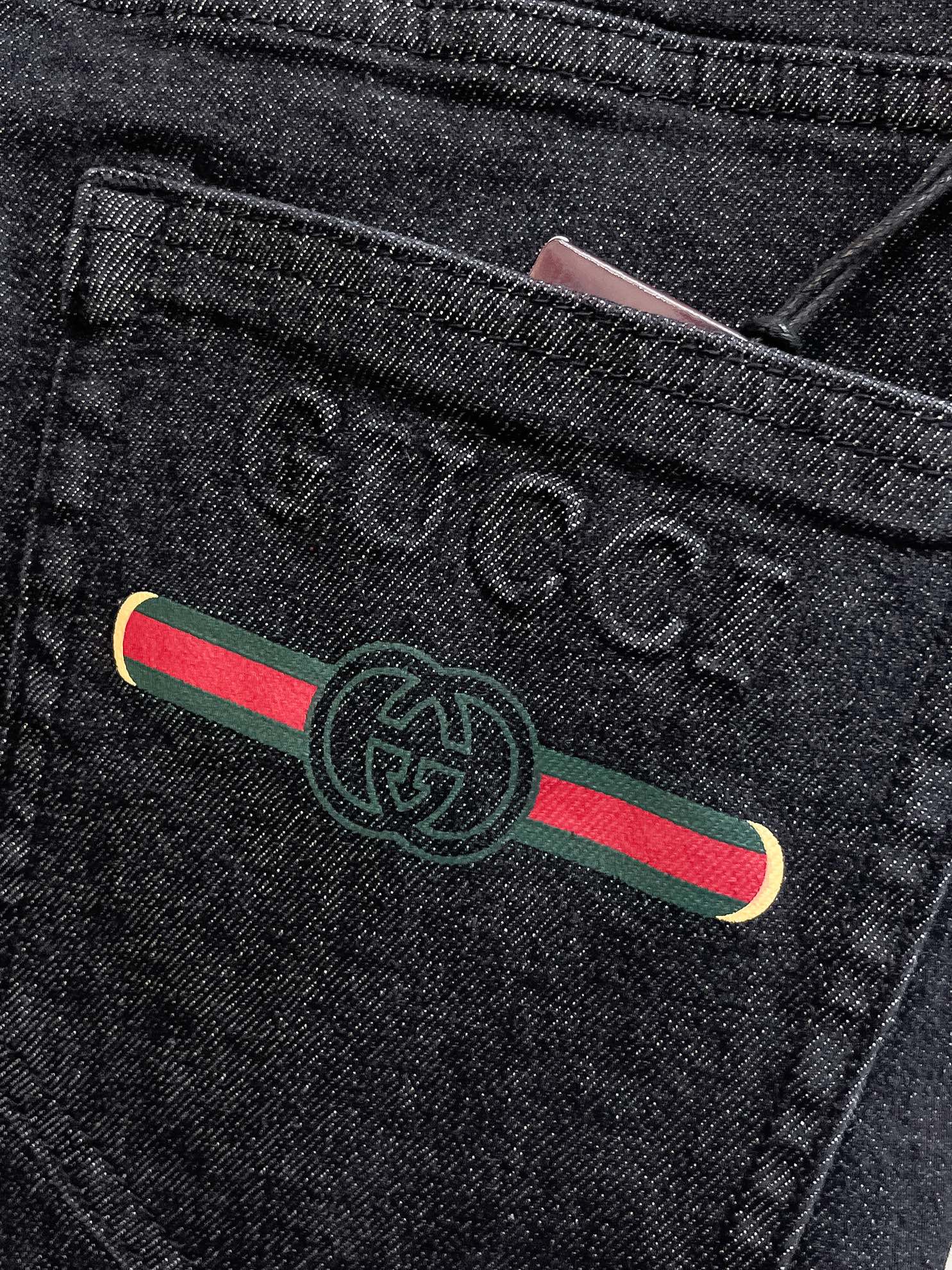 官网专柜同步有售，原单狠货，超级有范儿的一款牛仔裤，定制原版水洗牛仔面料，独特设计，顶级印花工艺字母图案