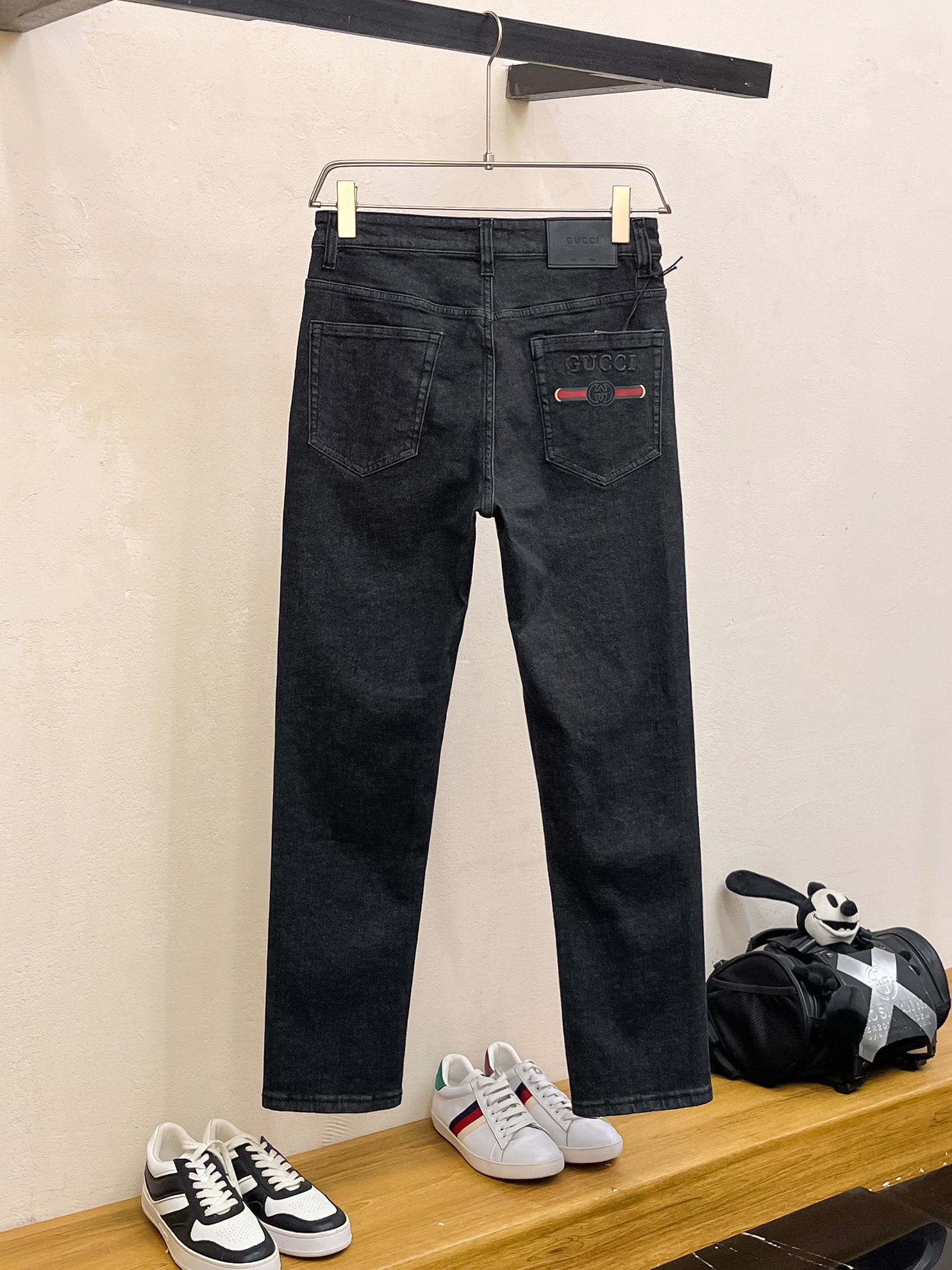 官网专柜同步有售，原单狠货，超级有范儿的一款牛仔裤，定制原版水洗牛仔面料，独特设计，顶级印花工艺字母图案