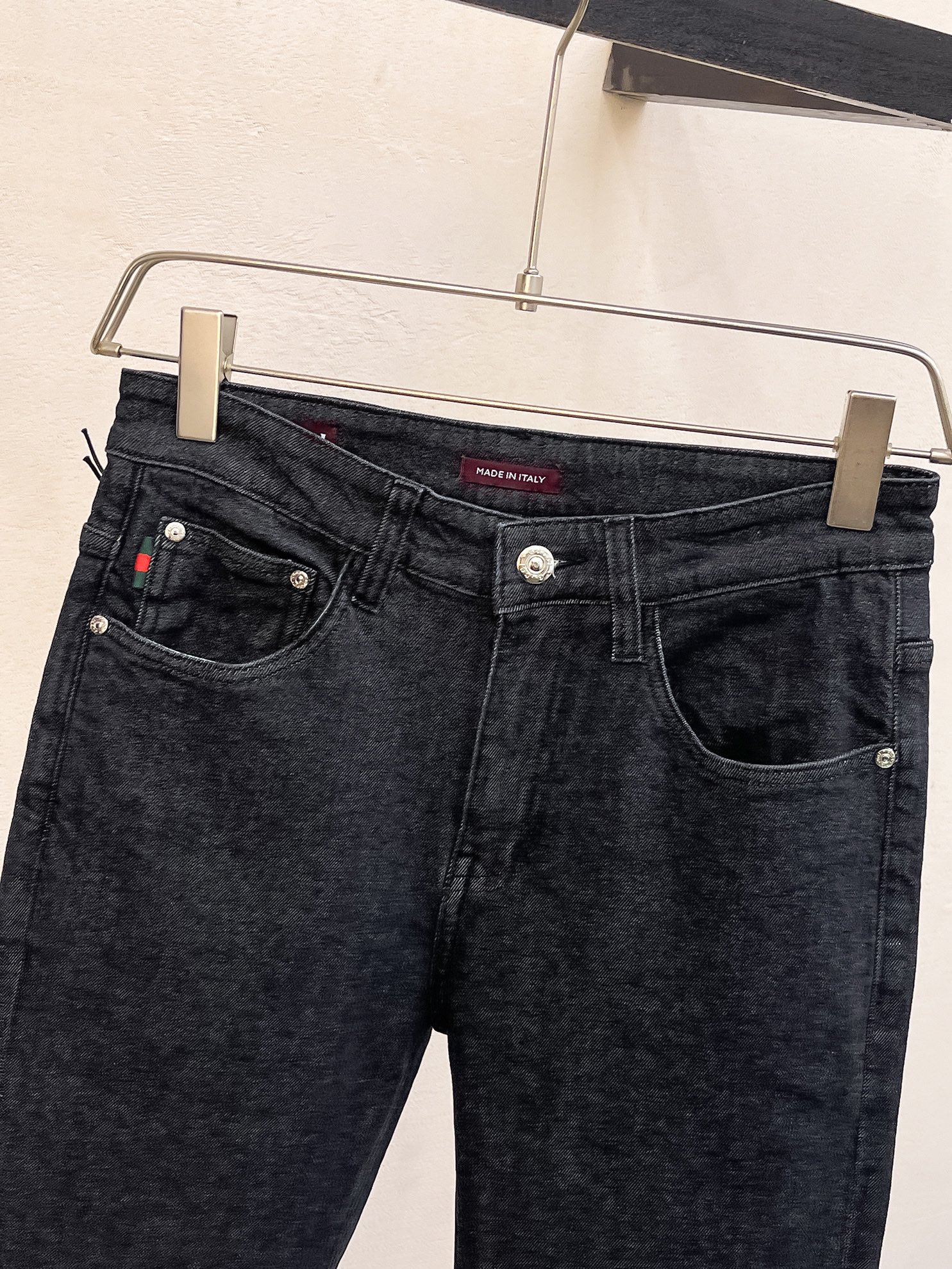 官网专柜同步有售，原单狠货，超级有范儿的一款牛仔裤，定制原版水洗牛仔面料，独特设计，顶级印花工艺字母图案