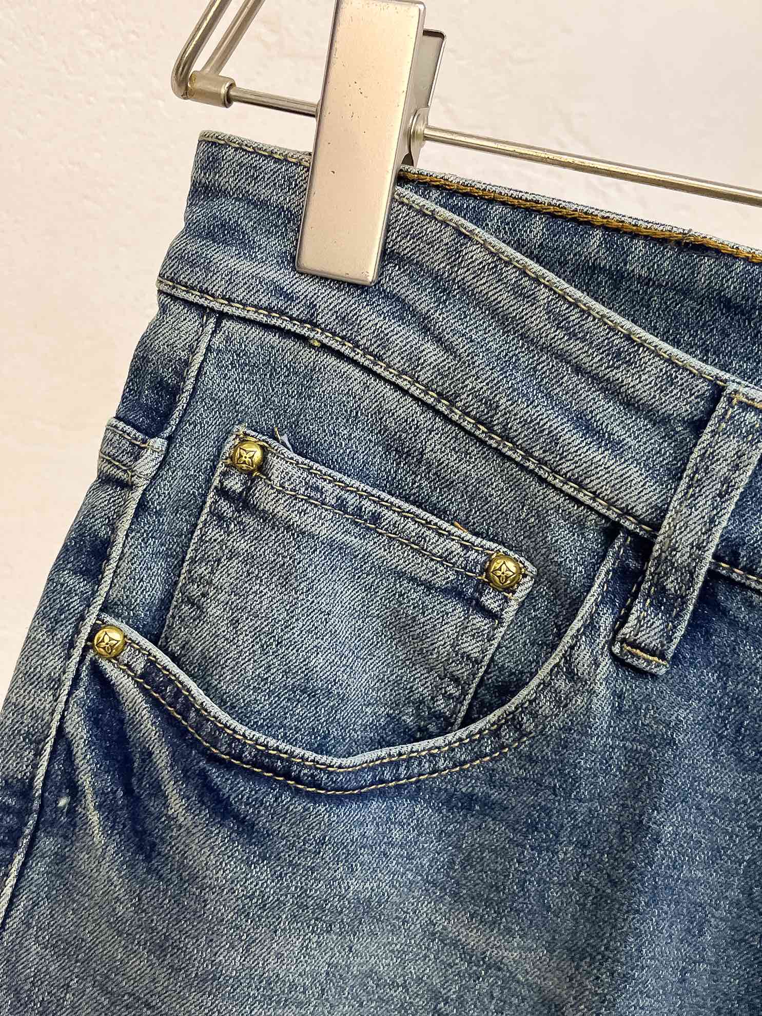 官网专柜同步有售，原单狠货，超级有范儿的一款牛仔裤，定制原版水洗牛仔面料，独特设计，顶级印花工艺字母图案