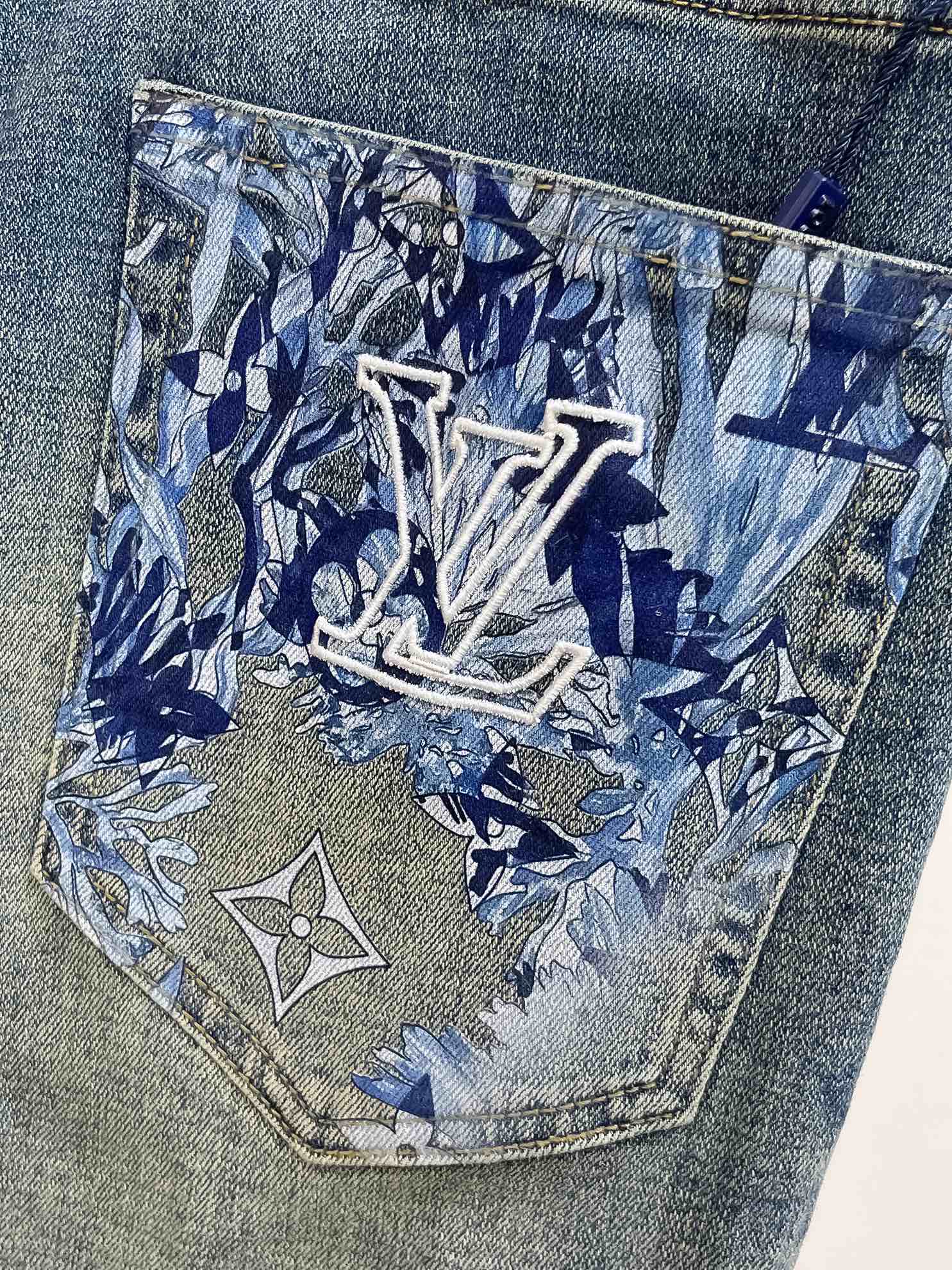 官网专柜同步有售，原单狠货，超级有范儿的一款牛仔裤，定制原版水洗牛仔面料，独特设计，顶级印花工艺字母图案