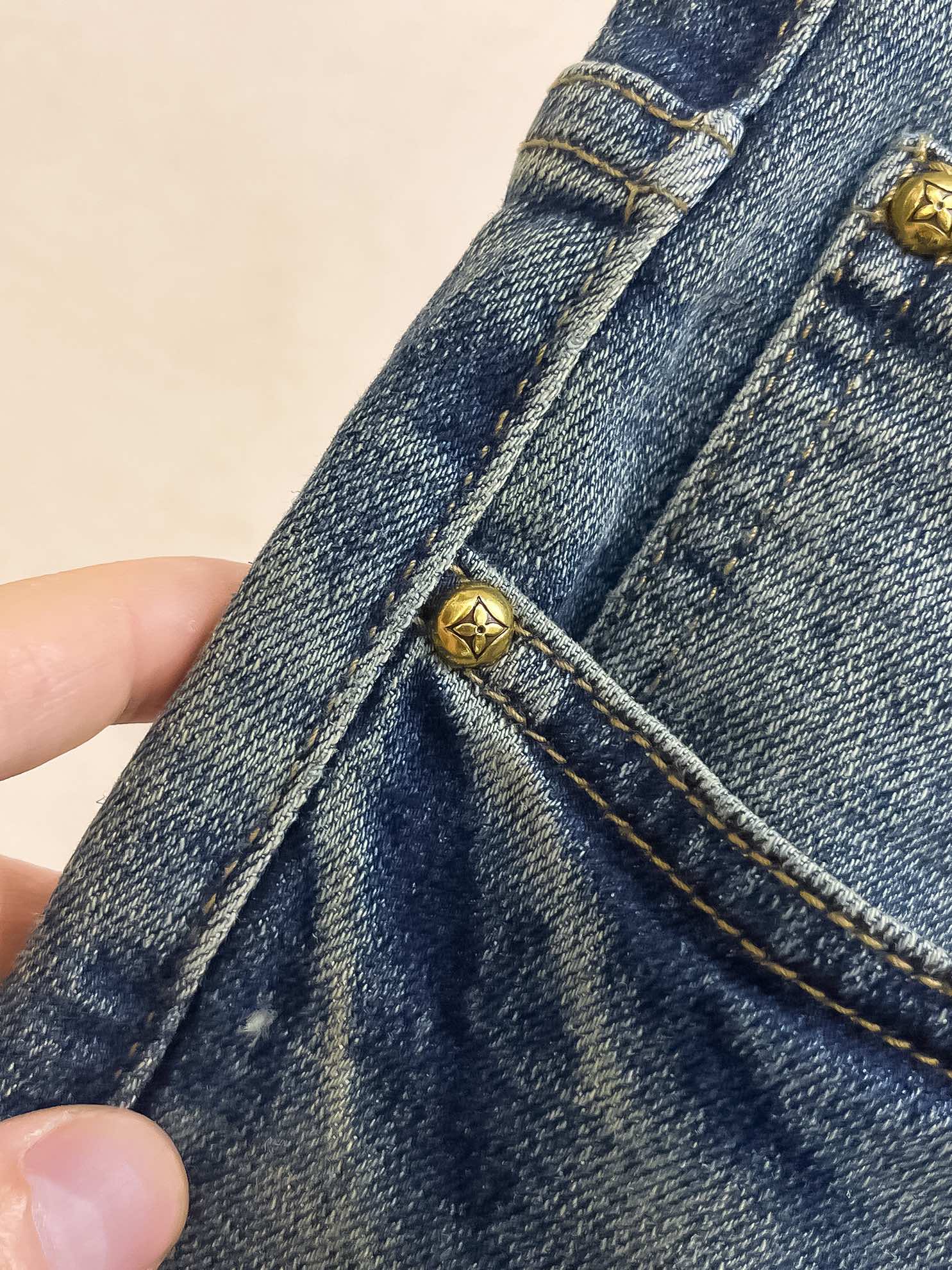 官网专柜同步有售，原单狠货，超级有范儿的一款牛仔裤，定制原版水洗牛仔面料，独特设计，顶级印花工艺字母图案