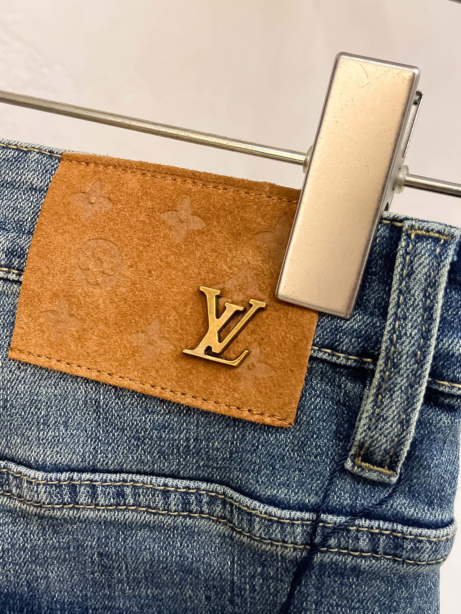 官网专柜同步有售，原单狠货，超级有范儿的一款牛仔裤，定制原版水洗牛仔面料，独特设计，顶级印花工艺字母图案