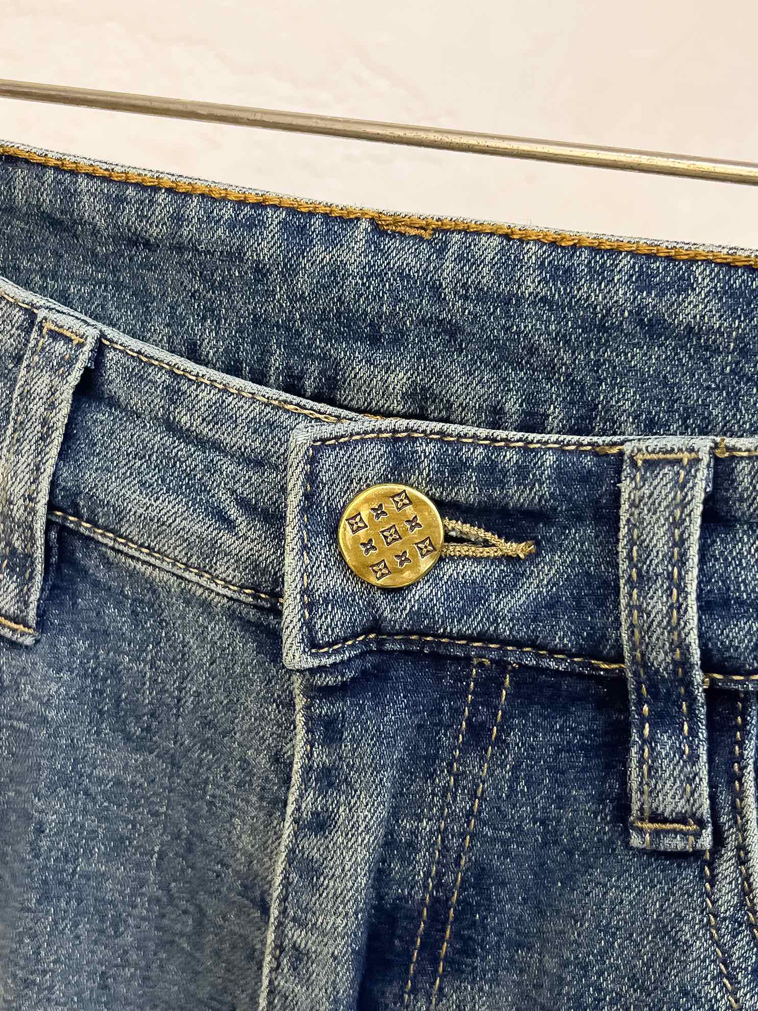 官网专柜同步有售，原单狠货，超级有范儿的一款牛仔裤，定制原版水洗牛仔面料，独特设计，顶级印花工艺字母图案