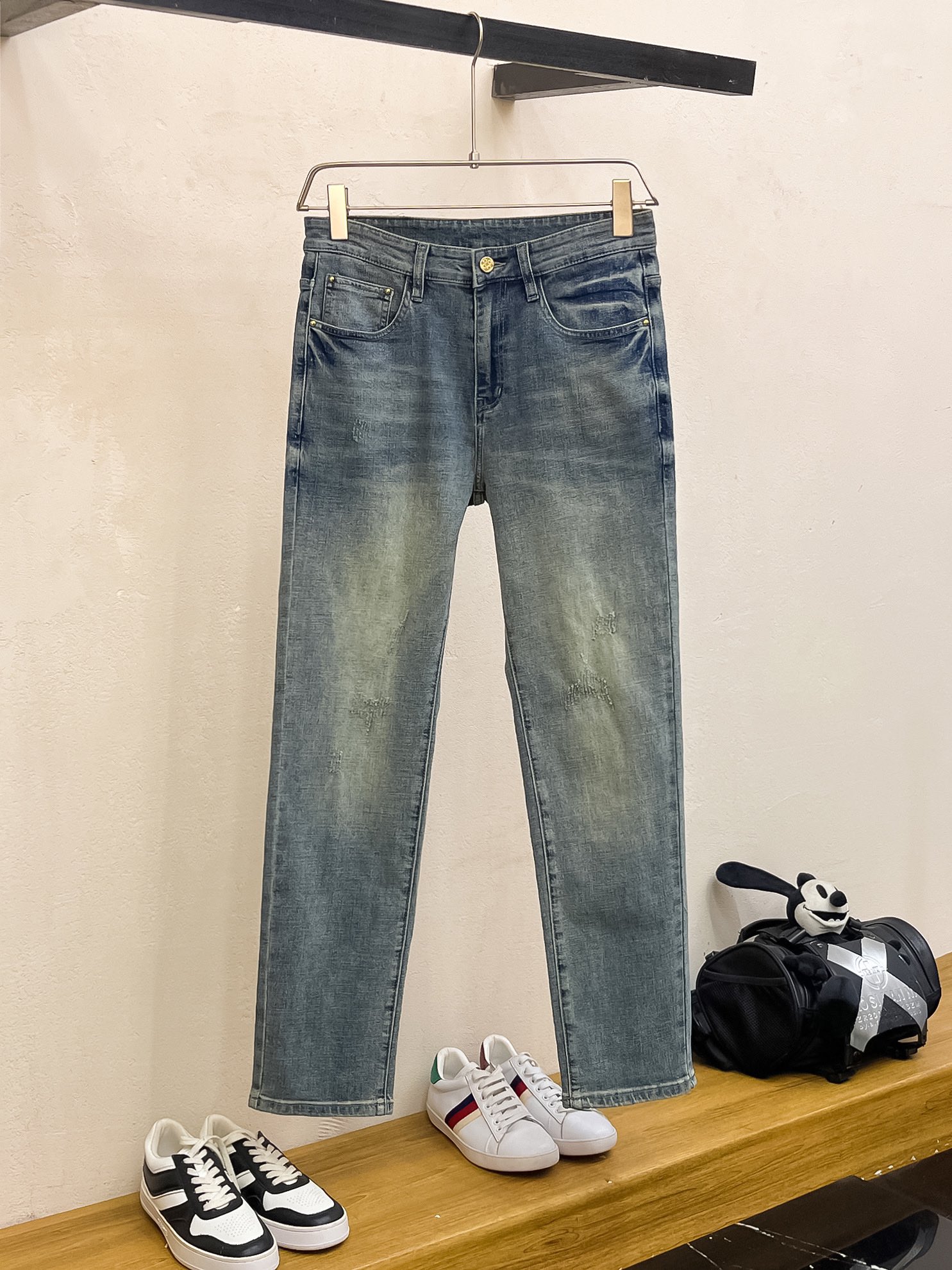 官网专柜同步有售，原单狠货，超级有范儿的一款牛仔裤，定制原版水洗牛仔面料，独特设计，顶级印花工艺字母图案
