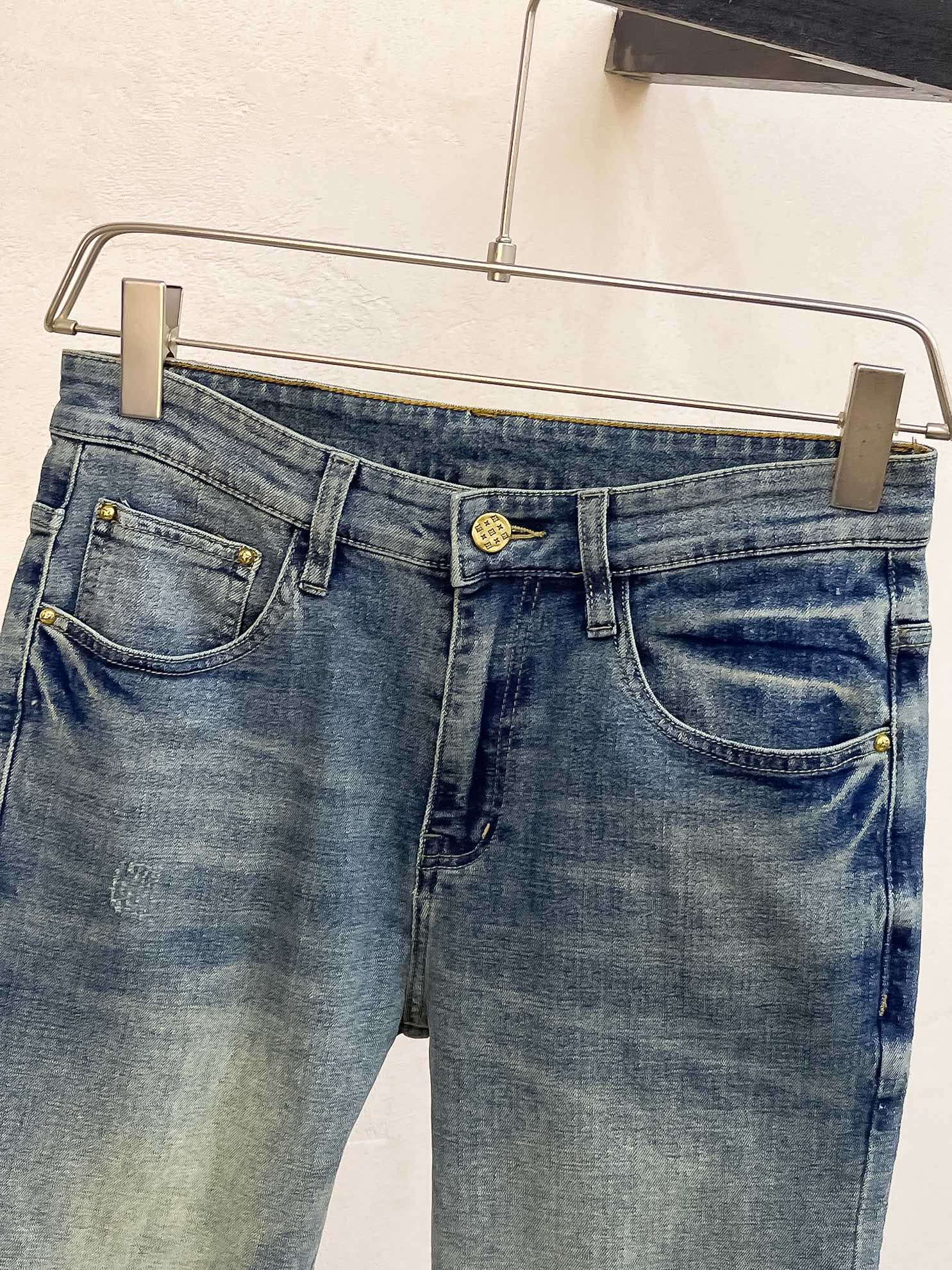 官网专柜同步有售，原单狠货，超级有范儿的一款牛仔裤，定制原版水洗牛仔面料，独特设计，顶级印花工艺字母图案