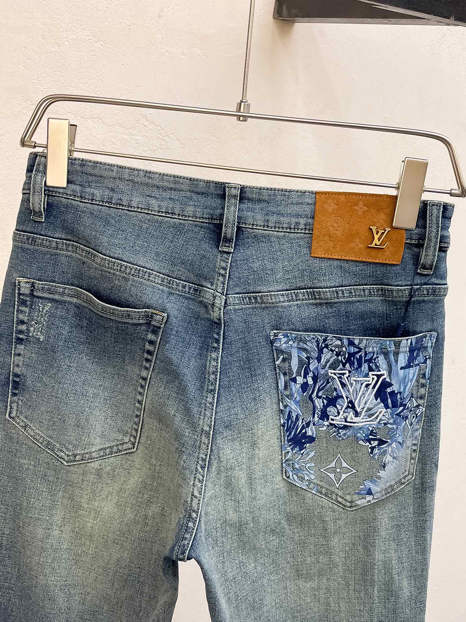 官网专柜同步有售，原单狠货，超级有范儿的一款牛仔裤，定制原版水洗牛仔面料，独特设计，顶级印花工艺字母图案