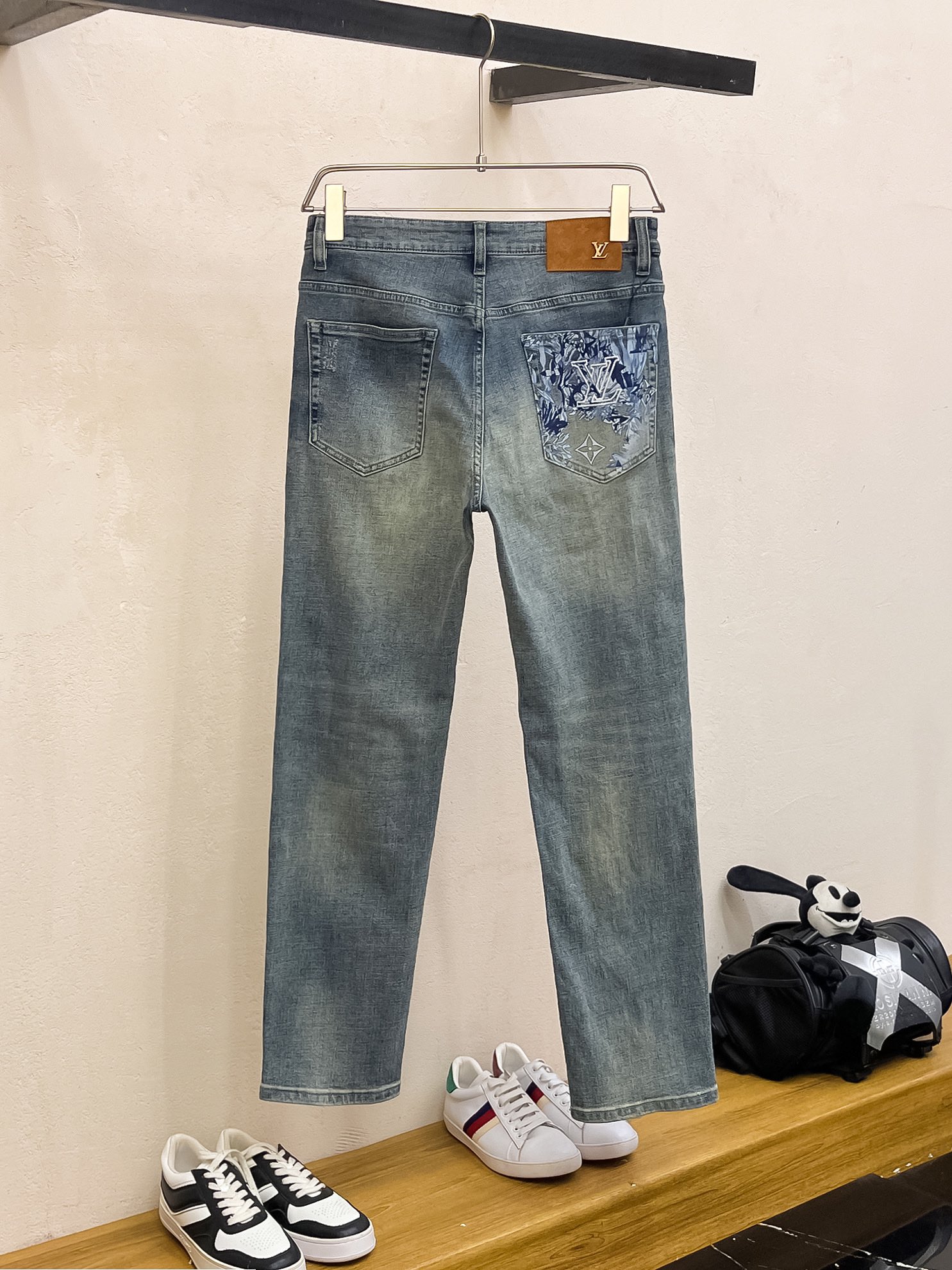 官网专柜同步有售，原单狠货，超级有范儿的一款牛仔裤，定制原版水洗牛仔面料，独特设计，顶级印花工艺字母图案