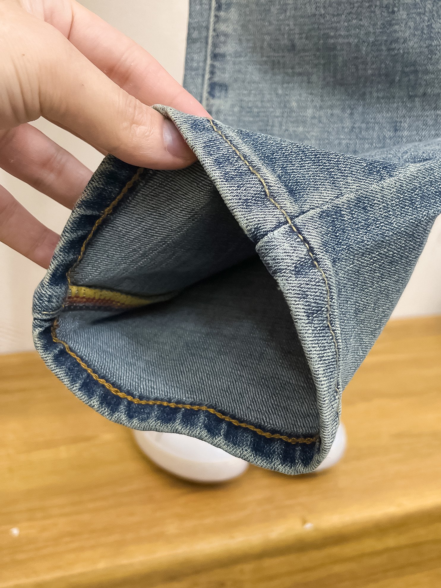 官网专柜同步有售，原单狠货，超级有范儿的一款牛仔裤，定制原版水洗牛仔面料，独特设计，顶级印花工艺字母图案