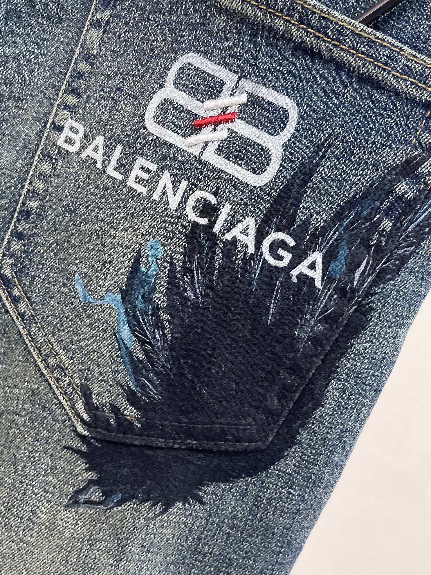 官网专柜同步有售，原单狠货，超级有范儿的一款牛仔裤，定制原版水洗牛仔面料，独特设计，顶级印花工艺字母图案