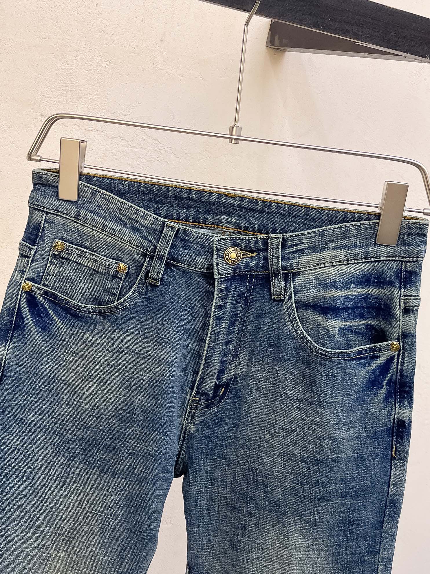 官网专柜同步有售，原单狠货，超级有范儿的一款牛仔裤，定制原版水洗牛仔面料，独特设计，顶级印花工艺字母图案