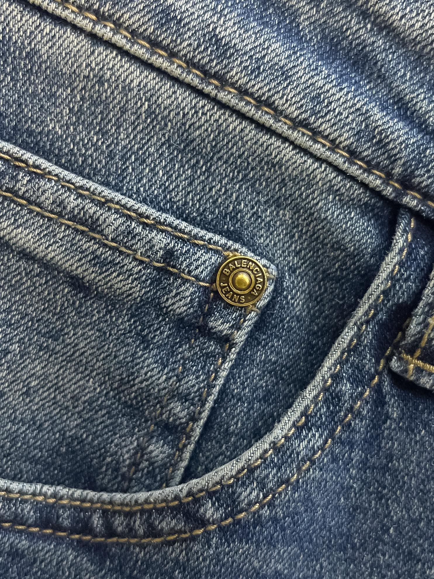 官网专柜同步有售，原单狠货，超级有范儿的一款牛仔裤，定制原版水洗牛仔面料，独特设计，顶级印花工艺字母图案