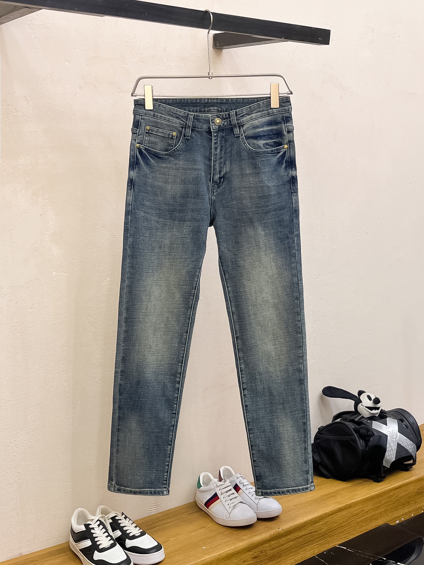 官网专柜同步有售，原单狠货，超级有范儿的一款牛仔裤，定制原版水洗牛仔面料，独特设计，顶级印花工艺字母图案