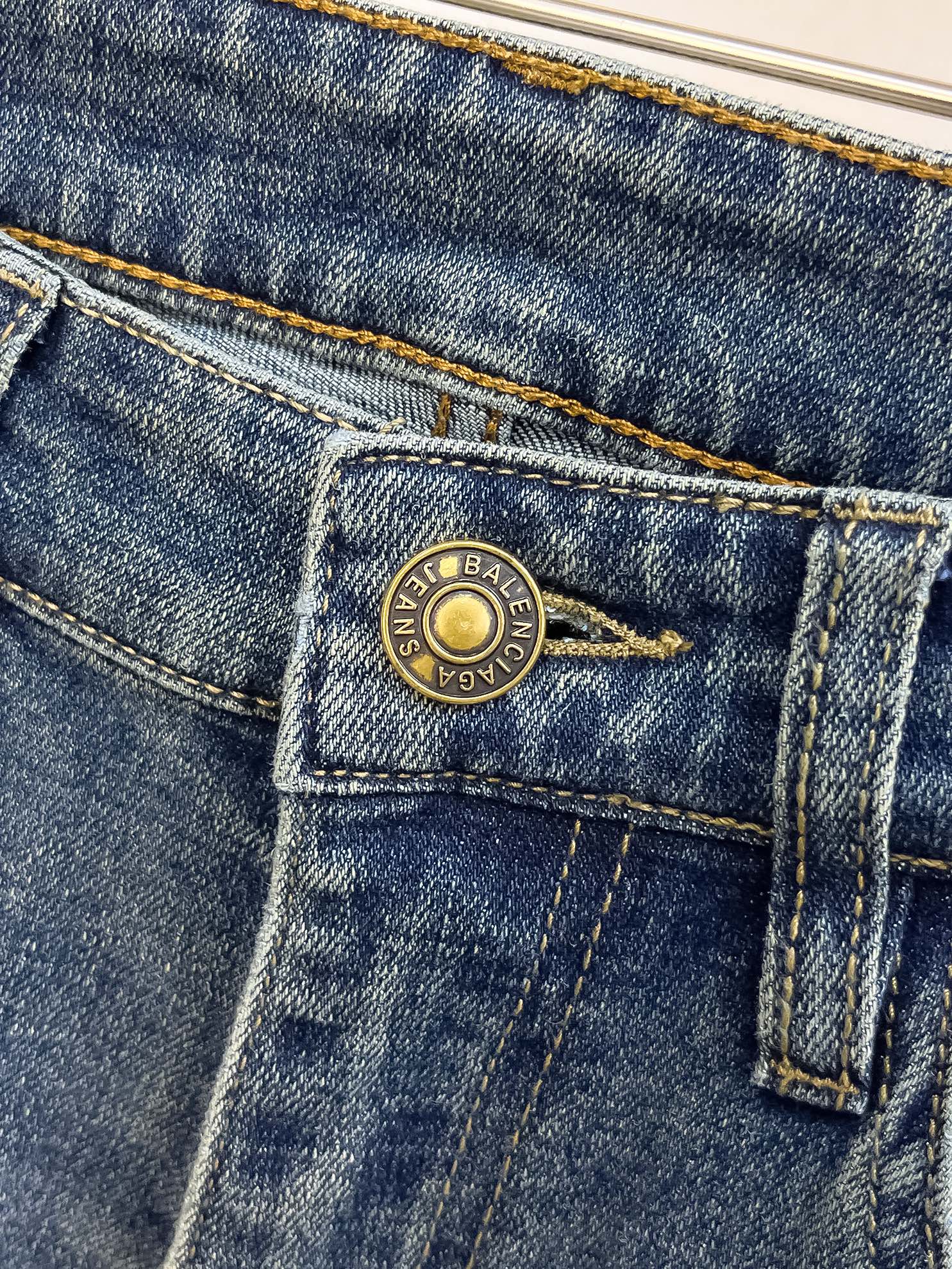 官网专柜同步有售，原单狠货，超级有范儿的一款牛仔裤，定制原版水洗牛仔面料，独特设计，顶级印花工艺字母图案