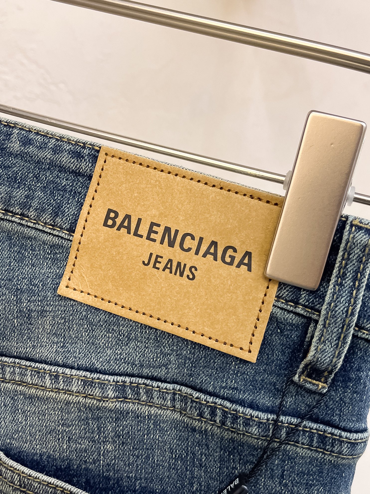 官网专柜同步有售，原单狠货，超级有范儿的一款牛仔裤，定制原版水洗牛仔面料，独特设计，顶级印花工艺字母图案