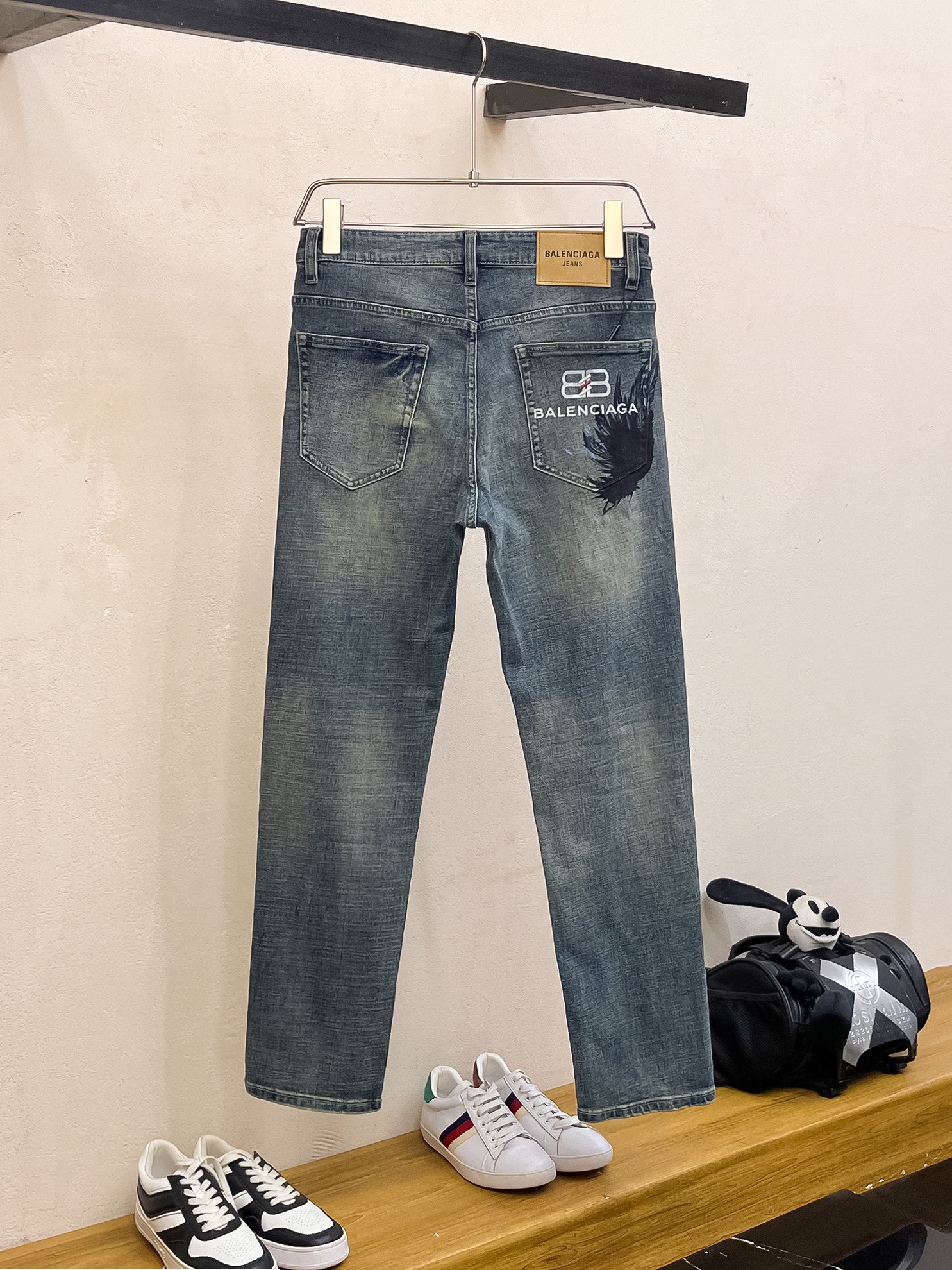 官网专柜同步有售，原单狠货，超级有范儿的一款牛仔裤，定制原版水洗牛仔面料，独特设计，顶级印花工艺字母图案