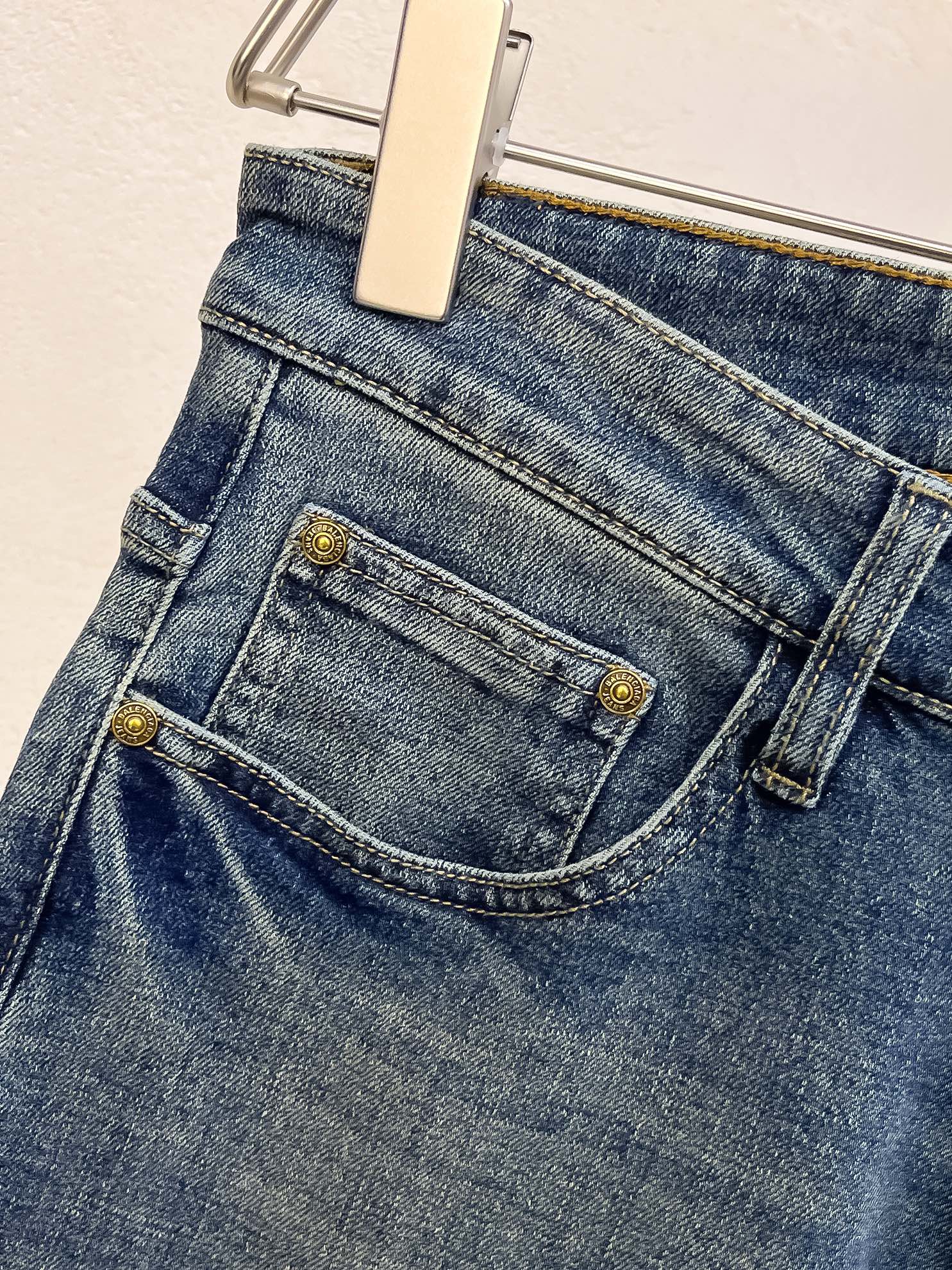 官网专柜同步有售，原单狠货，超级有范儿的一款牛仔裤，定制原版水洗牛仔面料，独特设计，顶级印花工艺字母图案