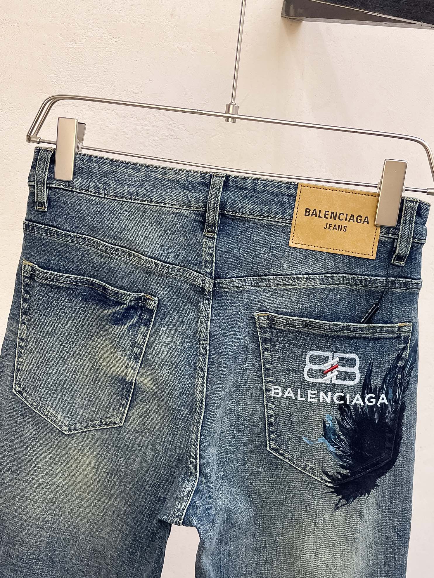 官网专柜同步有售，原单狠货，超级有范儿的一款牛仔裤，定制原版水洗牛仔面料，独特设计，顶级印花工艺字母图案