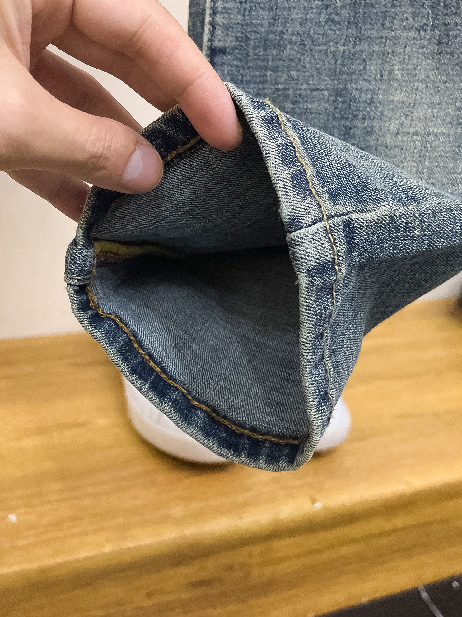 官网专柜同步有售，原单狠货，超级有范儿的一款牛仔裤，定制原版水洗牛仔面料，独特设计，顶级印花工艺字母图案