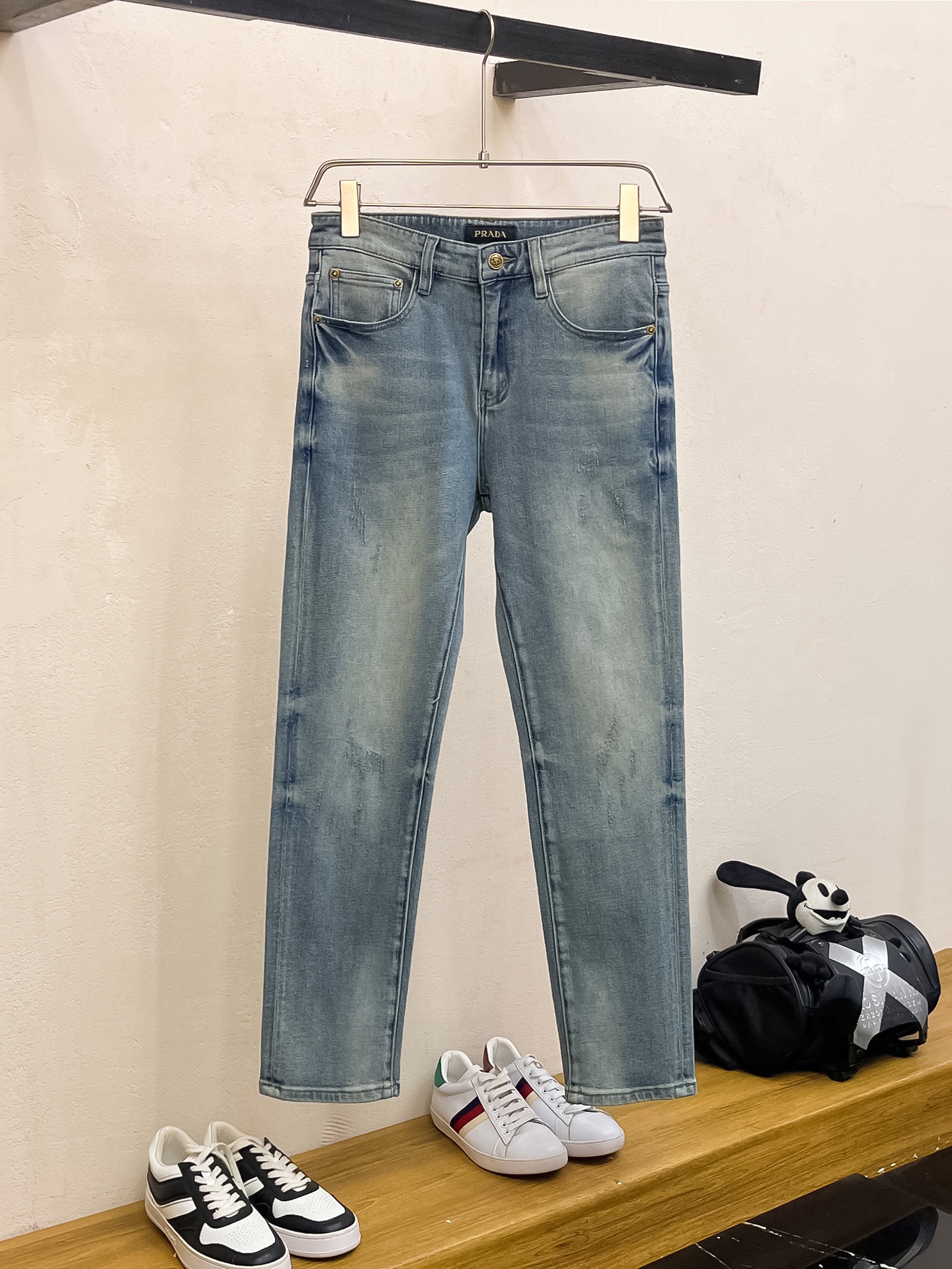 官网专柜同步有售，原单狠货，超级有范儿的一款牛仔裤，定制原版水洗牛仔面料，独特设计，顶级印花工艺字母图案